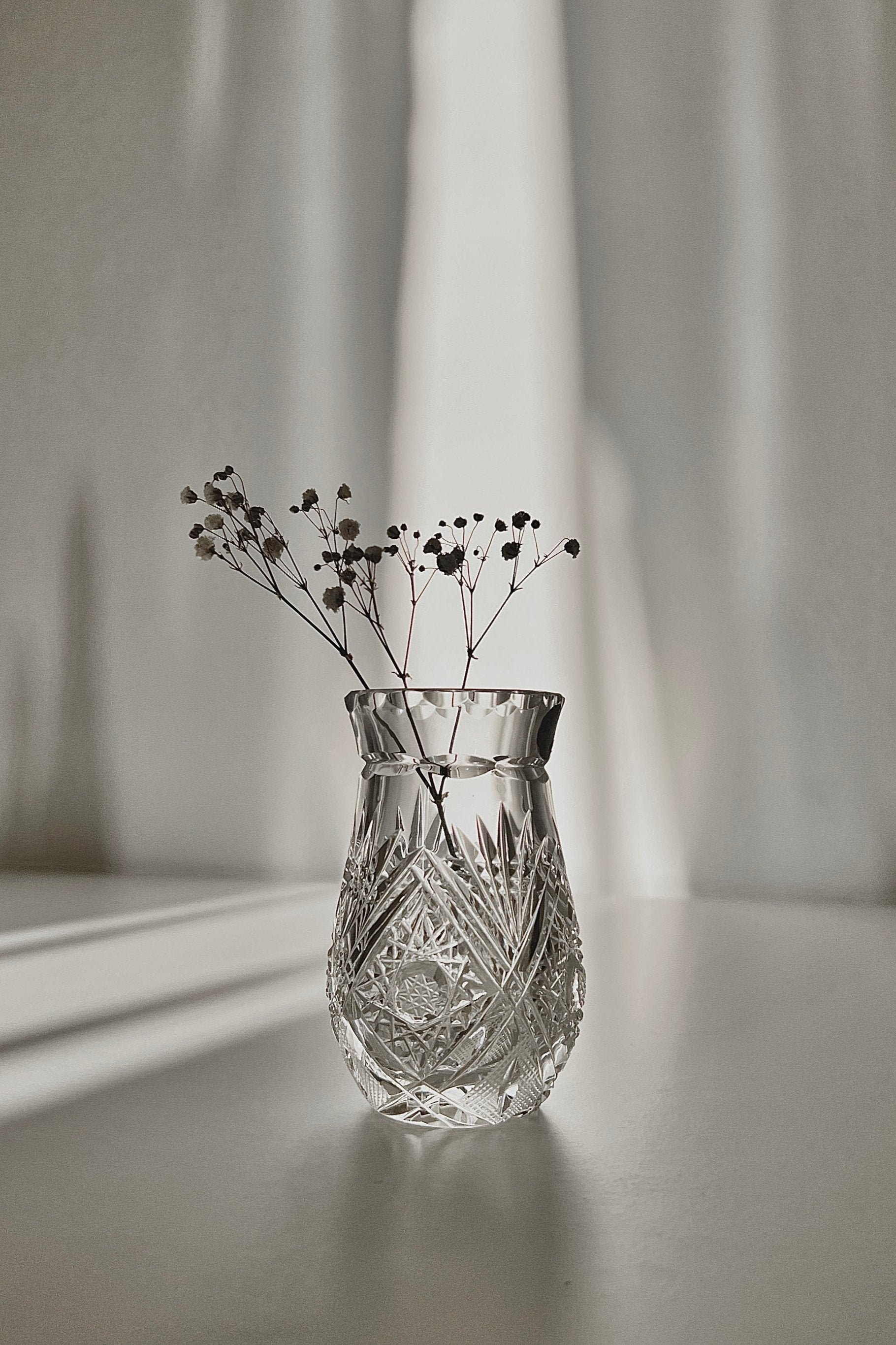 אגרטל וינטג׳ קריסטל צ'כי בוהמיה קטנה מעוטרת ליטוש בעבודת יד, ואזה קריסטל צ'כי בוהמיה עבודת יד, אגרטל מיוחד וישן ופריט אספנות נדיר, חתום מבית המותג בוהמיה Bohemia ואזה מושלמת לעיצוב בית ופריט נוי דקורטיבי מהמם,עיצוב לבית מושלם עם סטייל,מוצרי הום סטיילינג וינטג׳,מבחר מוצרי וינטג׳ לבית,מושלמת לעיצוב בית ופריט נוי דקורטיבי מהמם,,אקססוריז לבית יוקרתי,דברים יפים לבית,פריטי וינטאג למטבח,כלי בית וינטג׳,עיצוב בית יוקרתי,חנות עיצוב לבית,כלי בית מיוחדים ומעוצבים,אקססוריז יפים ומיוחדים לבית,עיצוב לבית מושלם עם סטייל,מו