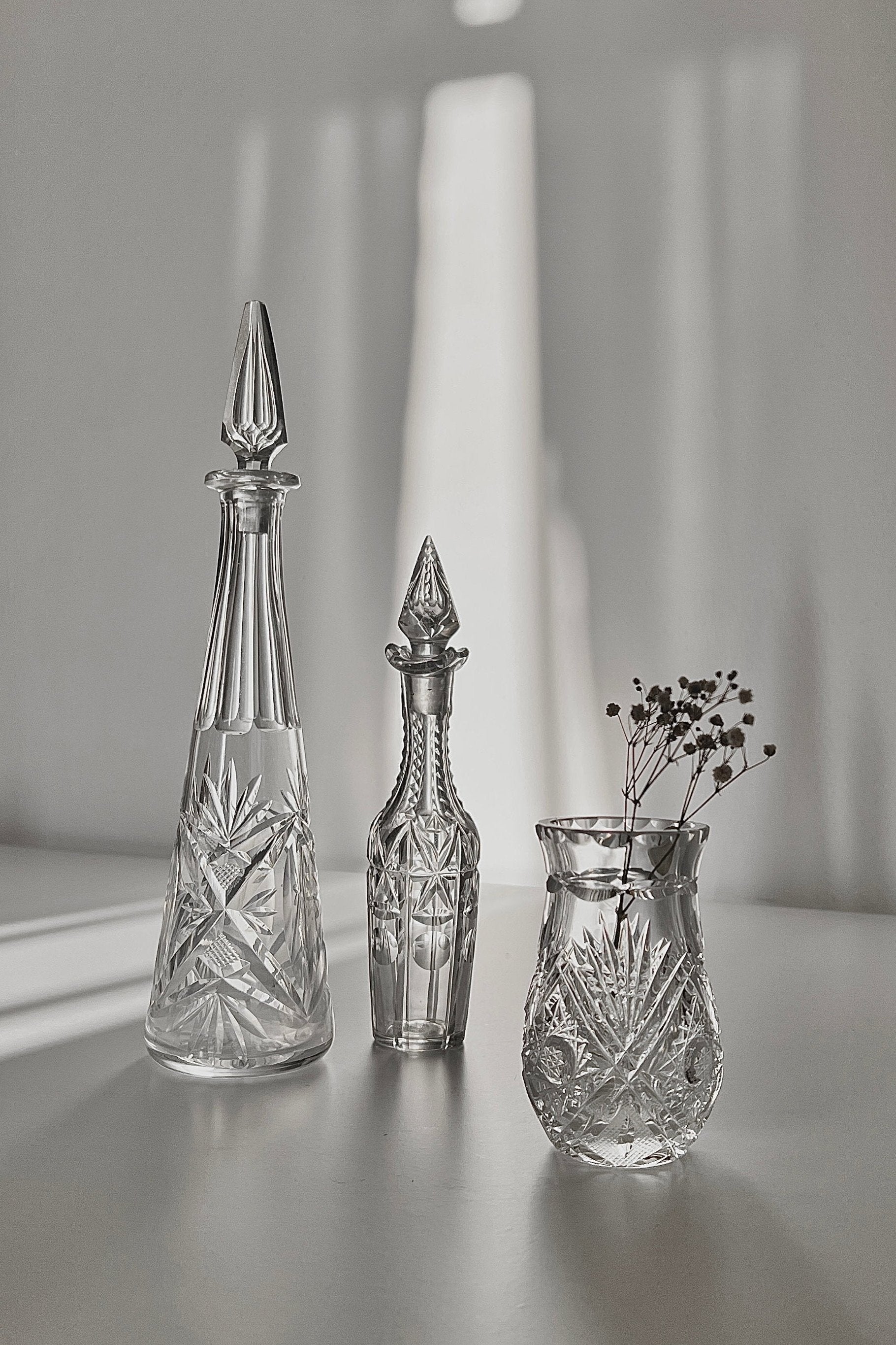 אגרטל וינטג׳ קריסטל צ'כי בוהמיה קטנה מעוטרת ליטוש בעבודת יד, ואזה קריסטל צ'כי בוהמיה עבודת יד, אגרטל מיוחד וישן ופריט אספנות נדיר, חתום מבית המותג בוהמיה Bohemia ואזה מושלמת לעיצוב בית ופריט נוי דקורטיבי מהמם,עיצוב לבית מושלם עם סטייל,מוצרי הום סטיילינג וינטג׳,מבחר מוצרי וינטג׳ לבית,מושלמת לעיצוב בית ופריט נוי דקורטיבי מהמם,,אקססוריז לבית יוקרתי,דברים יפים לבית,פריטי וינטאג למטבח,כלי בית וינטג׳,עיצוב בית יוקרתי,חנות עיצוב לבית,כלי בית מיוחדים ומעוצבים,אקססוריז יפים ומיוחדים לבית,עיצוב לבית מושלם עם סטייל,מו