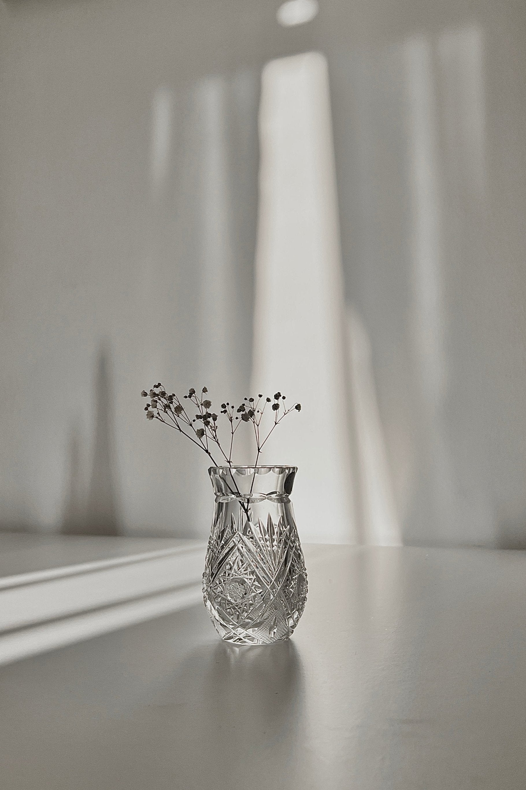 אגרטל וינטג׳ קריסטל צ'כי בוהמיה קטנה מעוטרת ליטוש בעבודת יד, ואזה קריסטל צ'כי בוהמיה עבודת יד, אגרטל מיוחד וישן ופריט אספנות נדיר, חתום מבית המותג בוהמיה Bohemia ואזה מושלמת לעיצוב בית ופריט נוי דקורטיבי מהמם,עיצוב לבית מושלם עם סטייל,מוצרי הום סטיילינג וינטג׳,מבחר מוצרי וינטג׳ לבית,מושלמת לעיצוב בית ופריט נוי דקורטיבי מהמם,,אקססוריז לבית יוקרתי,דברים יפים לבית,פריטי וינטאג למטבח,כלי בית וינטג׳,עיצוב בית יוקרתי,חנות עיצוב לבית,כלי בית מיוחדים ומעוצבים,אקססוריז יפים ומיוחדים לבית,עיצוב לבית מושלם עם סטייל,מו