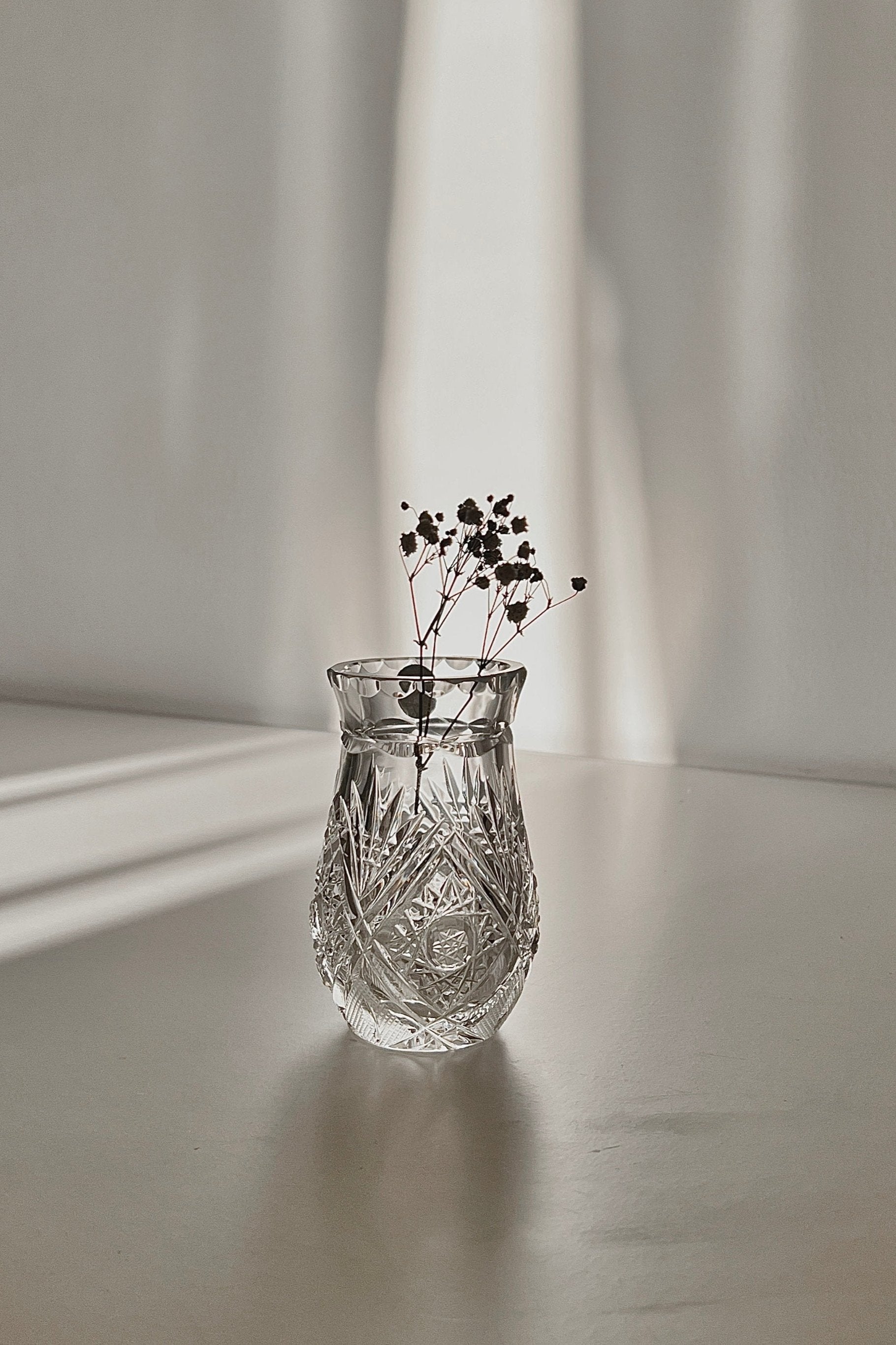 אגרטל וינטג׳ קריסטל צ'כי בוהמיה קטנה מעוטרת ליטוש בעבודת יד, ואזה קריסטל צ'כי בוהמיה עבודת יד, אגרטל מיוחד וישן ופריט אספנות נדיר, חתום מבית המותג בוהמיה Bohemia ואזה מושלמת לעיצוב בית ופריט נוי דקורטיבי מהמם,עיצוב לבית מושלם עם סטייל,מוצרי הום סטיילינג וינטג׳,מבחר מוצרי וינטג׳ לבית,מושלמת לעיצוב בית ופריט נוי דקורטיבי מהמם,,אקססוריז לבית יוקרתי,דברים יפים לבית,פריטי וינטאג למטבח,כלי בית וינטג׳,עיצוב בית יוקרתי,חנות עיצוב לבית,כלי בית מיוחדים ומעוצבים,אקססוריז יפים ומיוחדים לבית,עיצוב לבית מושלם עם סטייל,מו