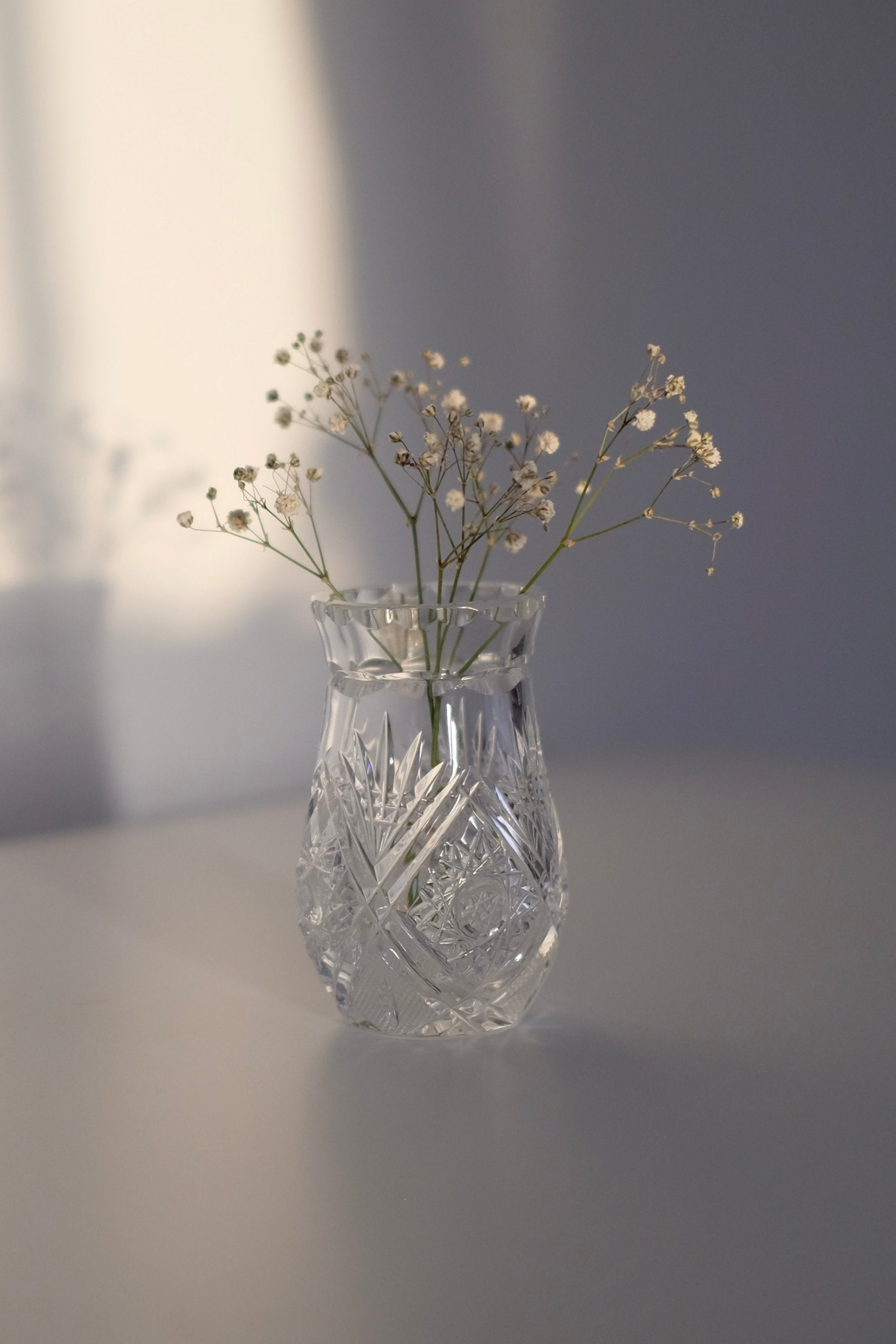 אגרטל וינטג׳ קריסטל צ'כי בוהמיה קטנה מעוטרת ליטוש בעבודת יד, ואזה קריסטל צ'כי בוהמיה עבודת יד, אגרטל מיוחד וישן ופריט אספנות נדיר, חתום מבית המותג בוהמיה Bohemia ואזה מושלמת לעיצוב בית ופריט נוי דקורטיבי מהמם,עיצוב לבית מושלם עם סטייל,מוצרי הום סטיילינג וינטג׳,מבחר מוצרי וינטג׳ לבית,מושלמת לעיצוב בית ופריט נוי דקורטיבי מהמם,,אקססוריז לבית יוקרתי,דברים יפים לבית,פריטי וינטאג למטבח,כלי בית וינטג׳,עיצוב בית יוקרתי,חנות עיצוב לבית,כלי בית מיוחדים ומעוצבים,אקססוריז יפים ומיוחדים לבית,עיצוב לבית מושלם עם סטייל,מו