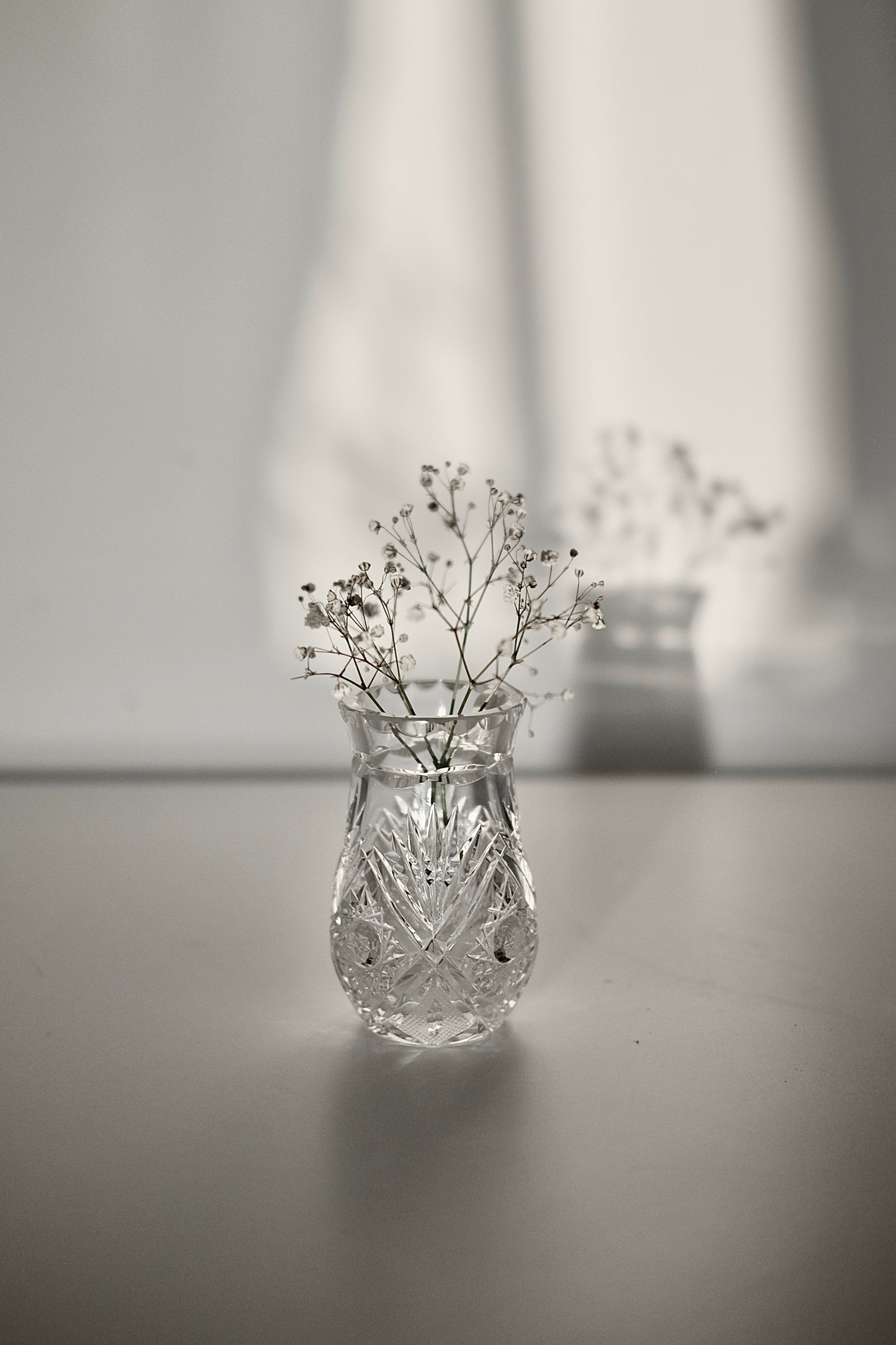 אגרטל וינטג׳ קריסטל צ'כי בוהמיה קטנה מעוטרת ליטוש בעבודת יד, ואזה קריסטל צ'כי בוהמיה עבודת יד, אגרטל מיוחד וישן ופריט אספנות נדיר, חתום מבית המותג בוהמיה Bohemia ואזה מושלמת לעיצוב בית ופריט נוי דקורטיבי מהמם,עיצוב לבית מושלם עם סטייל,מוצרי הום סטיילינג וינטג׳,מבחר מוצרי וינטג׳ לבית,מושלמת לעיצוב בית ופריט נוי דקורטיבי מהמם,,אקססוריז לבית יוקרתי,דברים יפים לבית,פריטי וינטאג למטבח,כלי בית וינטג׳,עיצוב בית יוקרתי,חנות עיצוב לבית,כלי בית מיוחדים ומעוצבים,אקססוריז יפים ומיוחדים לבית,עיצוב לבית מושלם עם סטייל,מו