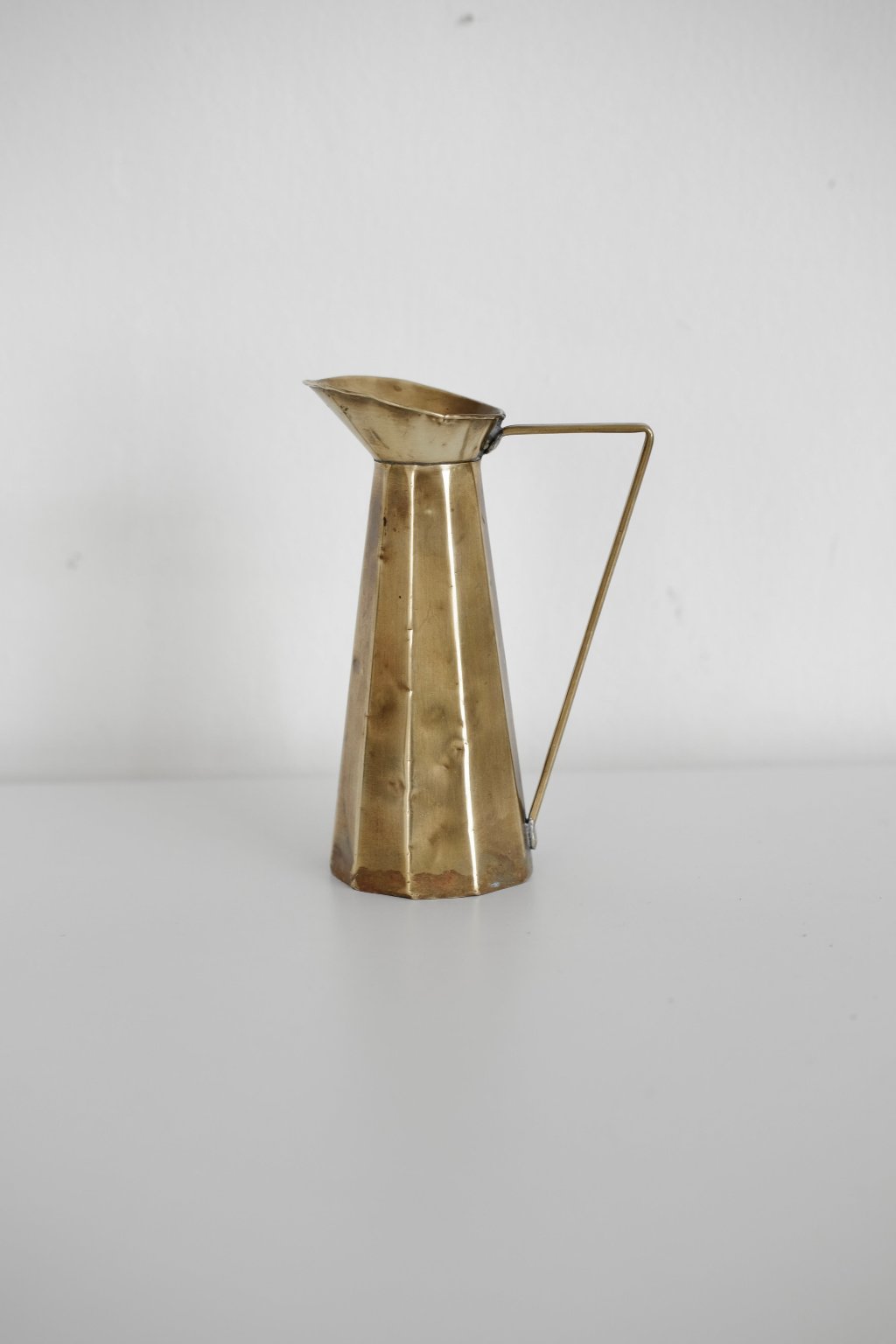 כד נחושת עתיק דקורטיבי עבודת יד,כד נחושת ציפוי פליז ישן ונדיר פריט אספנות מיוחד משנות ה-50 עבודת יד, עיצוב לבית מושלם עם סטייל,מוצרי הום סטיילינג וינטג׳,מבחר מוצרי וינטג׳ לבית