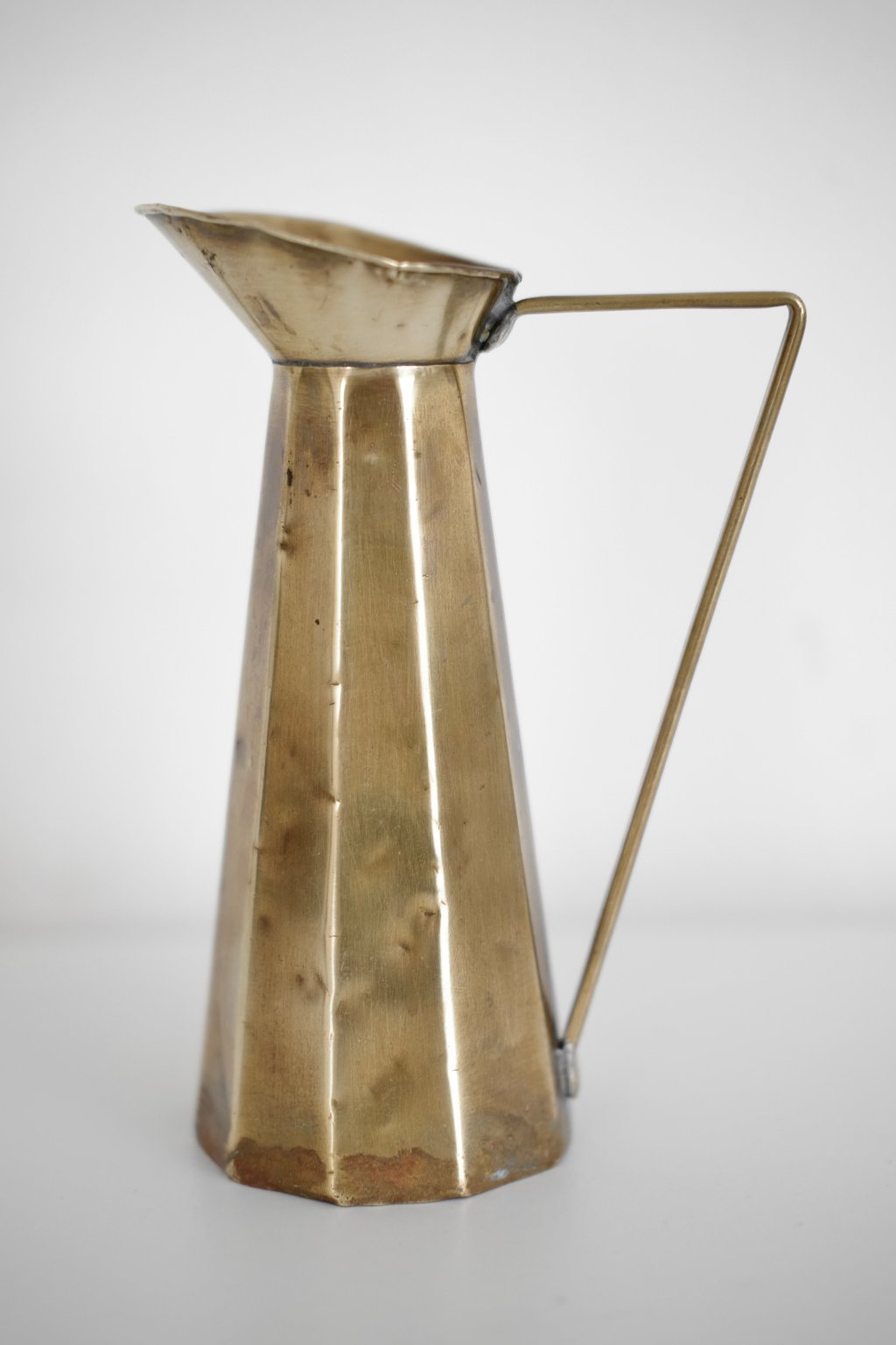 כד נחושת עתיק דקורטיבי עבודת יד,כד נחושת ציפוי פליז ישן ונדיר פריט אספנות מיוחד משנות ה-50 עבודת יד, עיצוב לבית מושלם עם סטייל,מוצרי הום סטיילינג וינטג׳,מבחר מוצרי וינטג׳ לבית