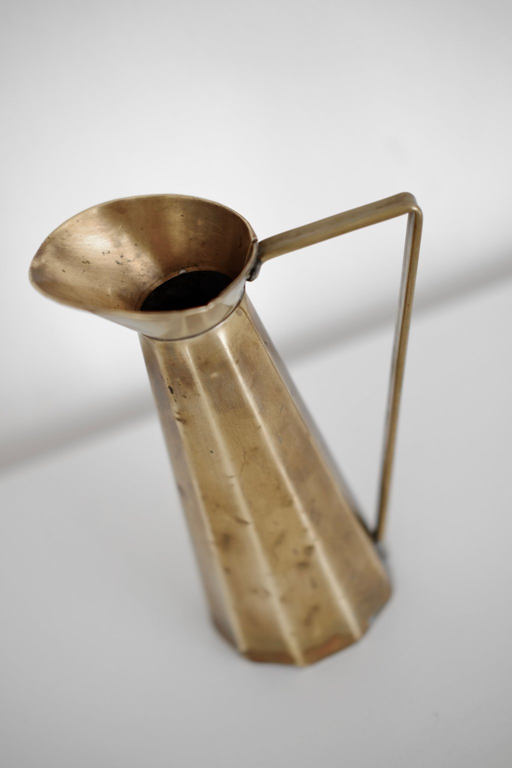 כד נחושת עתיק דקורטיבי עבודת יד,כד נחושת ציפוי פליז ישן ונדיר פריט אספנות מיוחד משנות ה-50 עבודת יד, עיצוב לבית מושלם עם סטייל,מוצרי הום סטיילינג וינטג׳,מבחר מוצרי וינטג׳ לבית