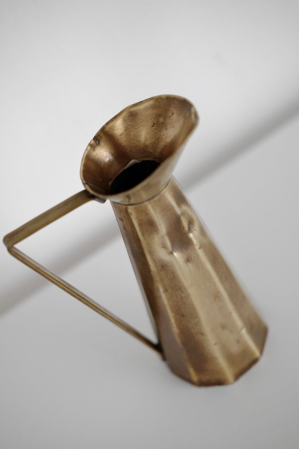 כד נחושת עתיק דקורטיבי עבודת יד,כד נחושת ציפוי פליז ישן ונדיר פריט אספנות מיוחד משנות ה-50 עבודת יד, עיצוב לבית מושלם עם סטייל,מוצרי הום סטיילינג וינטג׳,מבחר מוצרי וינטג׳ לבית