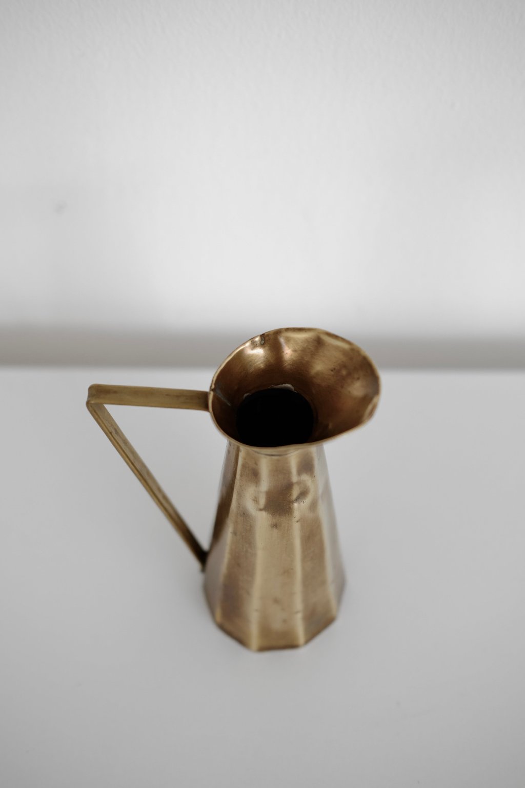 כד נחושת עתיק דקורטיבי עבודת יד,כד נחושת ציפוי פליז ישן ונדיר פריט אספנות מיוחד משנות ה-50 עבודת יד, עיצוב לבית מושלם עם סטייל,מוצרי הום סטיילינג וינטג׳,מבחר מוצרי וינטג׳ לבית