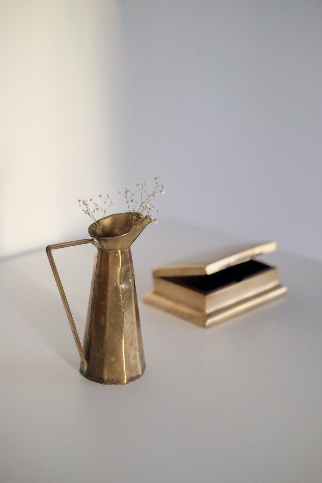 כד נחושת עתיק דקורטיבי עבודת יד,כד נחושת ציפוי פליז ישן ונדיר פריט אספנות מיוחד משנות ה-50 עבודת יד, עיצוב לבית מושלם עם סטייל,מוצרי הום סטיילינג וינטג׳,מבחר מוצרי וינטג׳ לבית