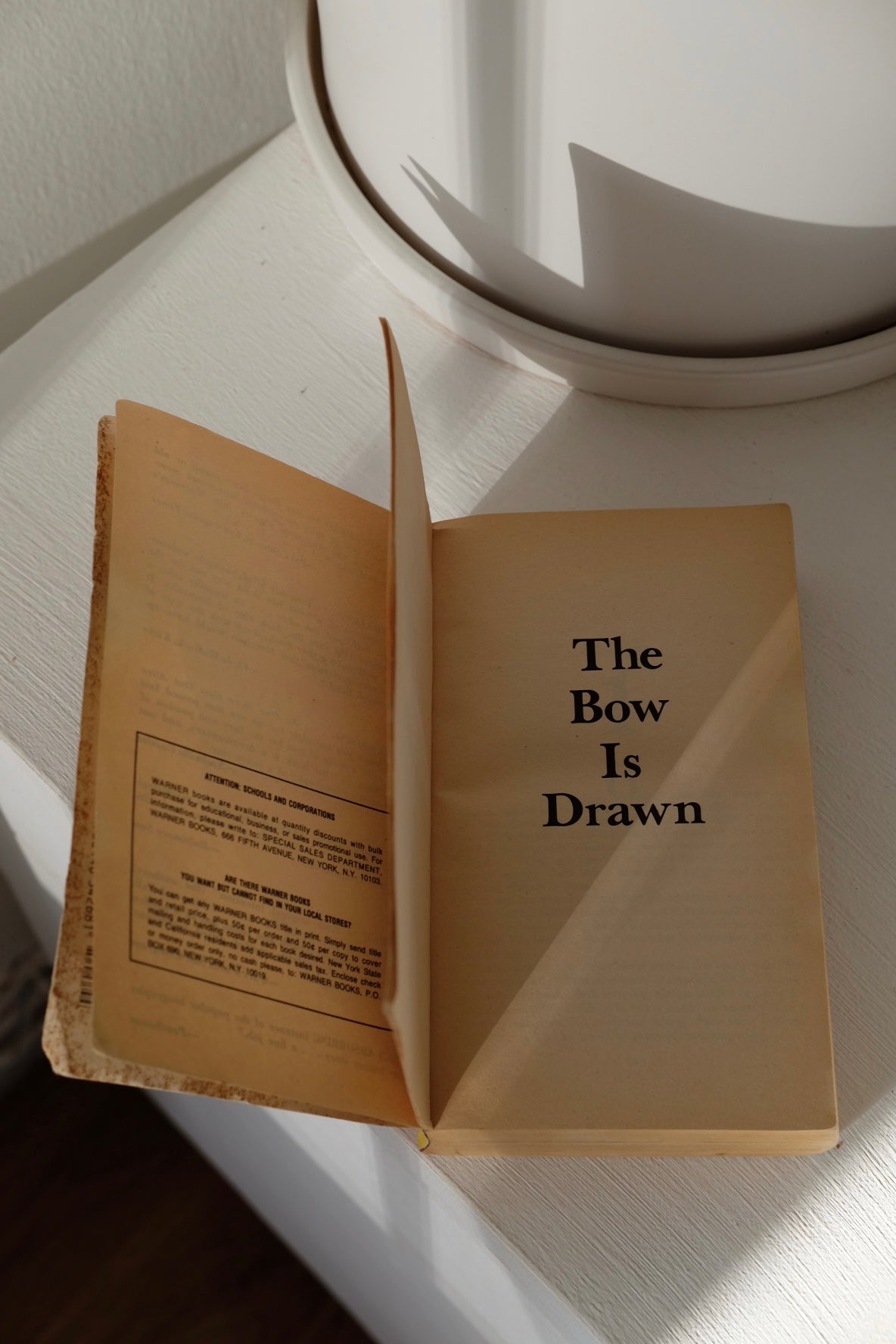 ג'ים מוריסון -ספר ביוגרפיה רב מכר של סולן דה דורס באנגלית, ספר רב מכר, אף אחד כאן לא יוצא בחיים, ספר ביוגרפיה רב מכר של ג'ים מוריסון, סולן דה דורס הדלתות, מוריסון ידוע בעיקר כסולן וככותב השירים העיקרי של להקת "הדלתות