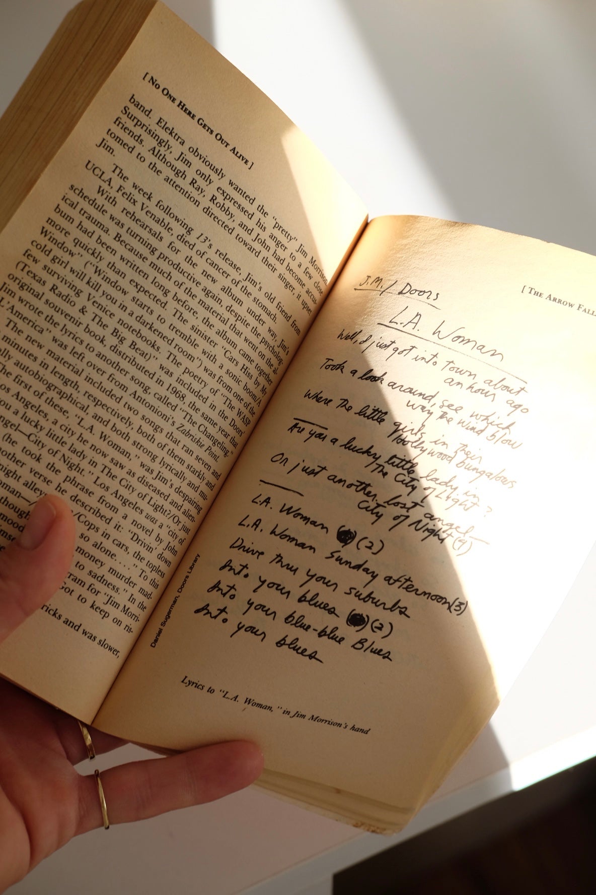 ג'ים מוריסון -ספר ביוגרפיה רב מכר של סולן דה דורס באנגלית, ספר רב מכר, אף אחד כאן לא יוצא בחיים, ספר ביוגרפיה רב מכר של ג'ים מוריסון, סולן דה דורס הדלתות, מוריסון ידוע בעיקר כסולן וככותב השירים העיקרי של להקת "הדלתות