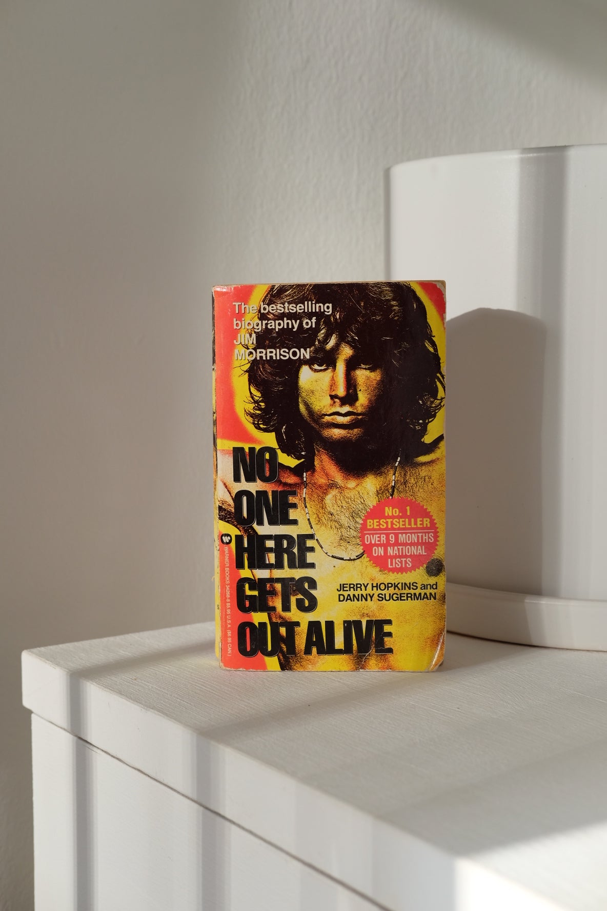 ג'ים מוריסון -ספר ביוגרפיה רב מכר של סולן דה דורס באנגלית, ספר רב מכר, אף אחד כאן לא יוצא בחיים, ספר ביוגרפיה רב מכר של ג'ים מוריסון, סולן דה דורס הדלתות, מוריסון ידוע בעיקר כסולן וככותב השירים העיקרי של להקת "הדלתות