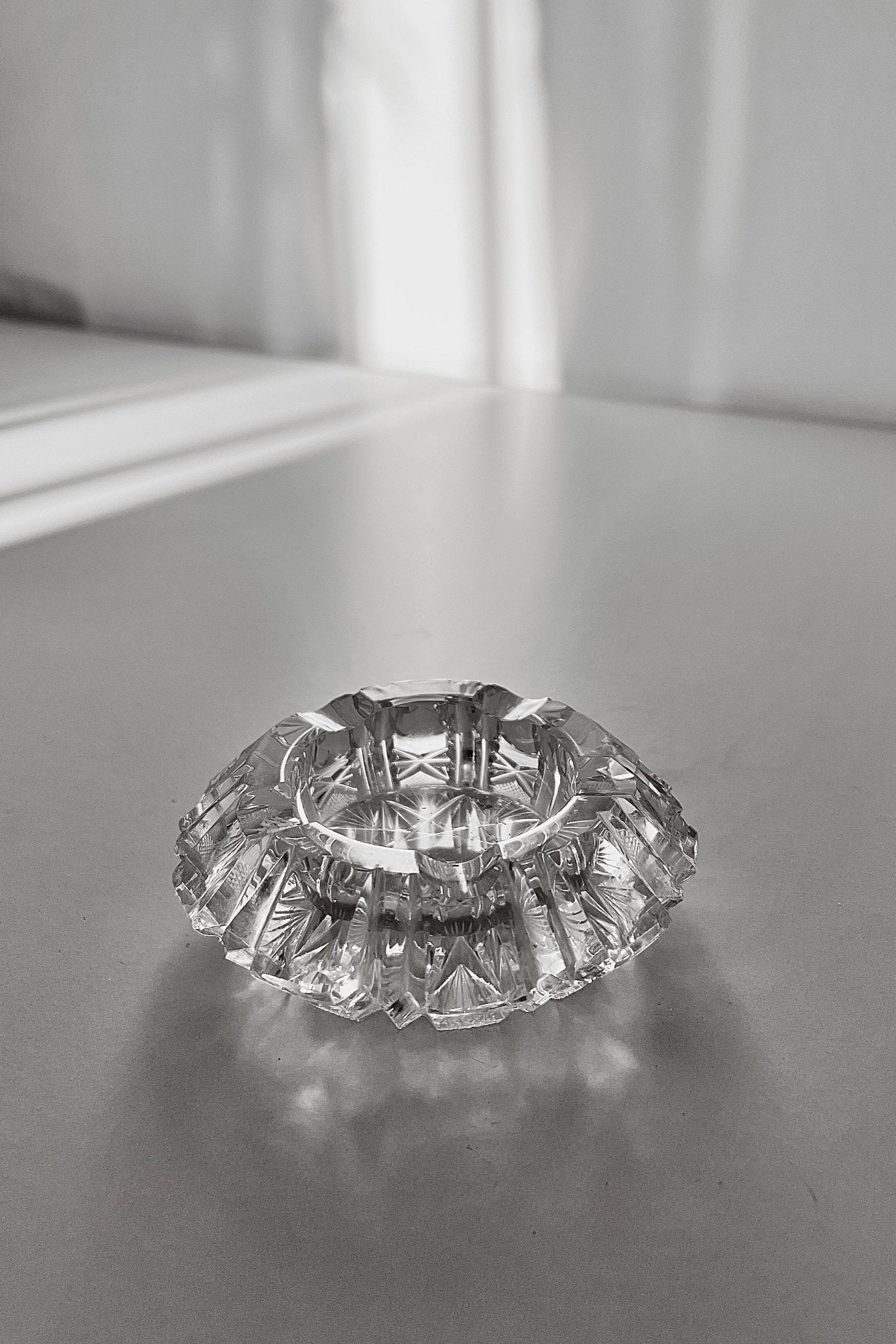 מאפרה וינטג׳ קריסטל צ'כי בוהמיה גדולה מעוטרת ליטוש בעבודת יד, מאפרת זכוכית קריסטל וינטאג', מאפרה ישנה בצורה עגולה עשויה מקריסטל צ'כי בוהמיה איכותי ומלוטש בעבודת יד,פרטי מטבח מיוחדים, כלי בית וינטאג׳,פרטי נוי מיוחדים,אקססוריז לעיצוב בית,אקססוריז לבית אונליין,אקססוריז לבית יוקרתי,דברים יפים לבית,פריטי וינטאג למטבח,כלי בית וינטג׳,עיצוב בית יוקרתי,חנות עיצוב לבית,כלי בית מיוחדים ומעוצבים,אקססוריז יפים ומיוחדים לבית,עיצוב לבית מושלם עם סטייל,מוצרי הום סטיילינג וינטג׳,מבחר מוצרי וינטג׳ לבית