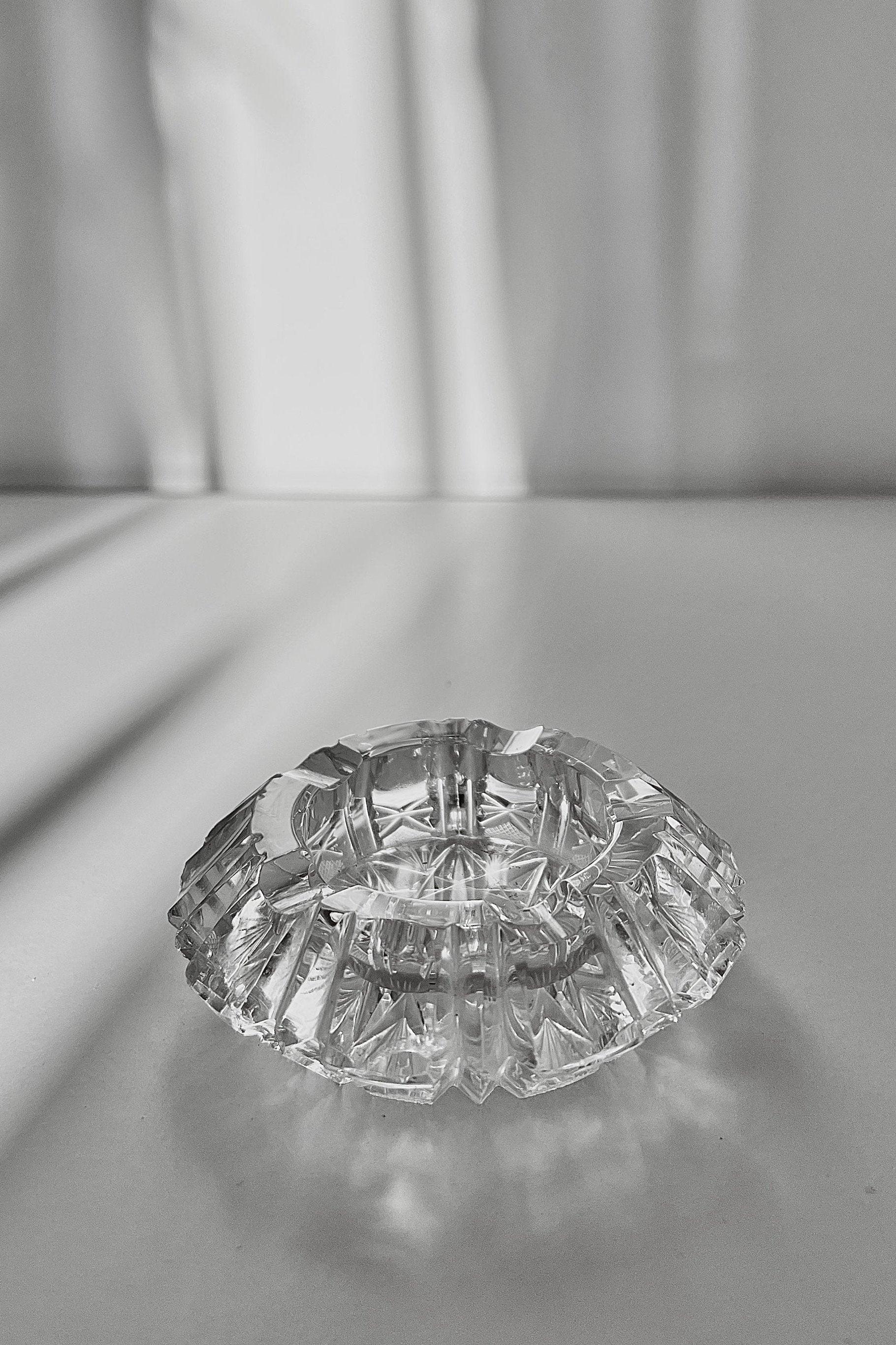 מאפרה וינטג׳ קריסטל צ'כי בוהמיה גדולה מעוטרת ליטוש בעבודת יד, מאפרת זכוכית קריסטל וינטאג', מאפרה ישנה בצורה עגולה עשויה מקריסטל צ'כי בוהמיה איכותי ומלוטש בעבודת יד,פרטי מטבח מיוחדים, כלי בית וינטאג׳,פרטי נוי מיוחדים,אקססוריז לעיצוב בית,אקססוריז לבית אונליין,אקססוריז לבית יוקרתי,דברים יפים לבית,פריטי וינטאג למטבח,כלי בית וינטג׳,עיצוב בית יוקרתי,חנות עיצוב לבית,כלי בית מיוחדים ומעוצבים,אקססוריז יפים ומיוחדים לבית,עיצוב לבית מושלם עם סטייל,מוצרי הום סטיילינג וינטג׳,מבחר מוצרי וינטג׳ לבית