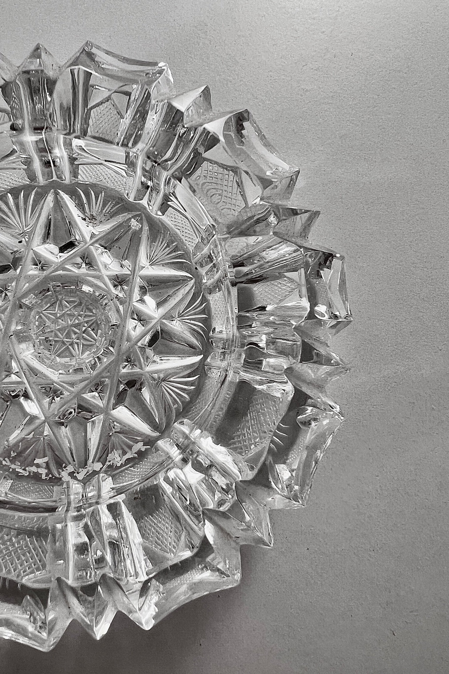 מאפרה וינטג׳ קריסטל צ'כי בוהמיה גדולה מעוטרת ליטוש בעבודת יד, מאפרת זכוכית קריסטל וינטאג', מאפרה ישנה בצורה עגולה עשויה מקריסטל צ'כי בוהמיה איכותי ומלוטש בעבודת יד,פרטי מטבח מיוחדים, כלי בית וינטאג׳,פרטי נוי מיוחדים,אקססוריז לעיצוב בית,אקססוריז לבית אונליין,אקססוריז לבית יוקרתי,דברים יפים לבית,פריטי וינטאג למטבח,כלי בית וינטג׳,עיצוב בית יוקרתי,חנות עיצוב לבית,כלי בית מיוחדים ומעוצבים,אקססוריז יפים ומיוחדים לבית,עיצוב לבית מושלם עם סטייל,מוצרי הום סטיילינג וינטג׳,מבחר מוצרי וינטג׳ לבית