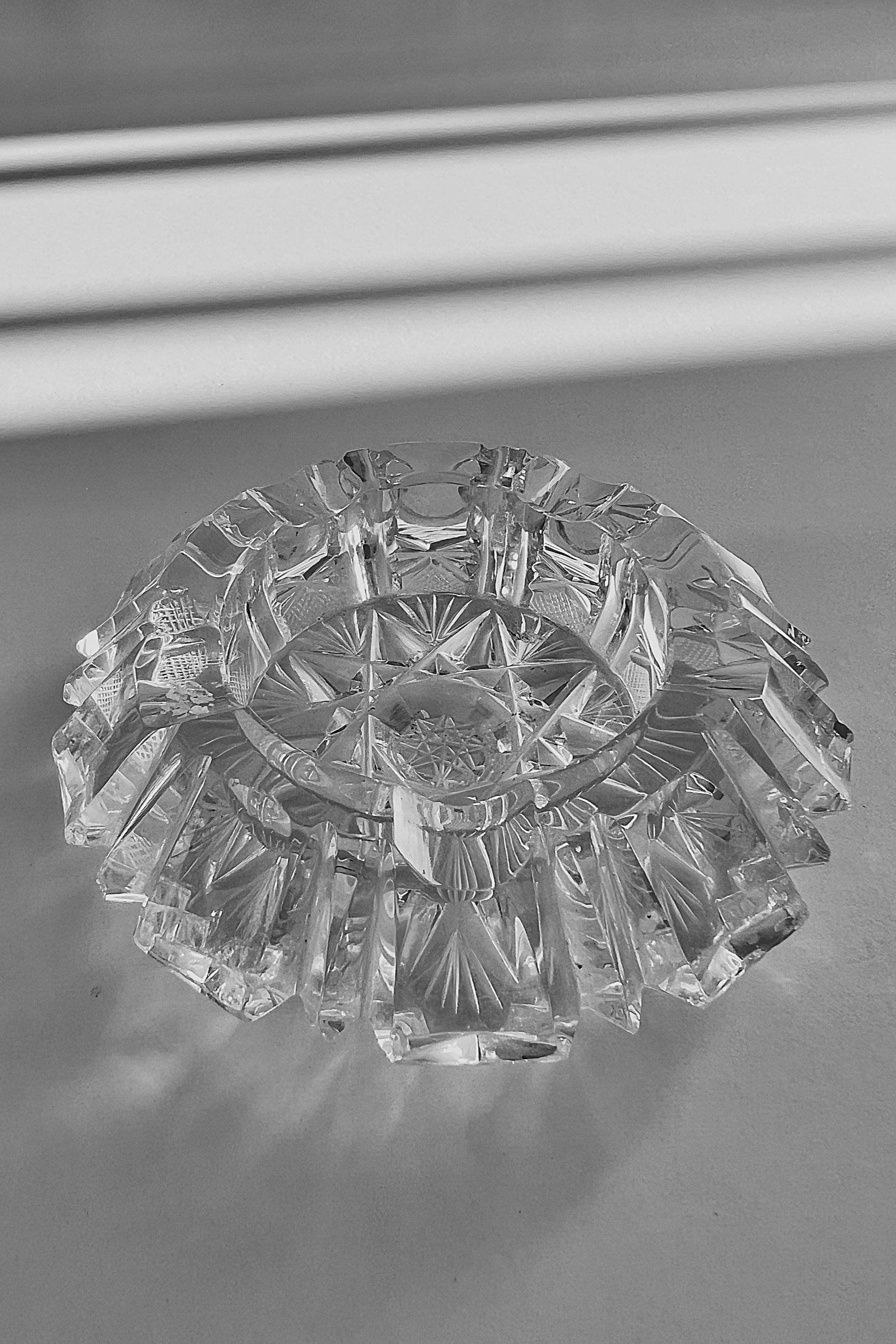 מאפרה וינטג׳ קריסטל צ'כי בוהמיה גדולה מעוטרת ליטוש בעבודת יד, מאפרת זכוכית קריסטל וינטאג', מאפרה ישנה בצורה עגולה עשויה מקריסטל צ'כי בוהמיה איכותי ומלוטש בעבודת יד,פרטי מטבח מיוחדים, כלי בית וינטאג׳,פרטי נוי מיוחדים,אקססוריז לעיצוב בית,אקססוריז לבית אונליין,אקססוריז לבית יוקרתי,דברים יפים לבית,פריטי וינטאג למטבח,כלי בית וינטג׳,עיצוב בית יוקרתי,חנות עיצוב לבית,כלי בית מיוחדים ומעוצבים,אקססוריז יפים ומיוחדים לבית,עיצוב לבית מושלם עם סטייל,מוצרי הום סטיילינג וינטג׳,מבחר מוצרי וינטג׳ לבית