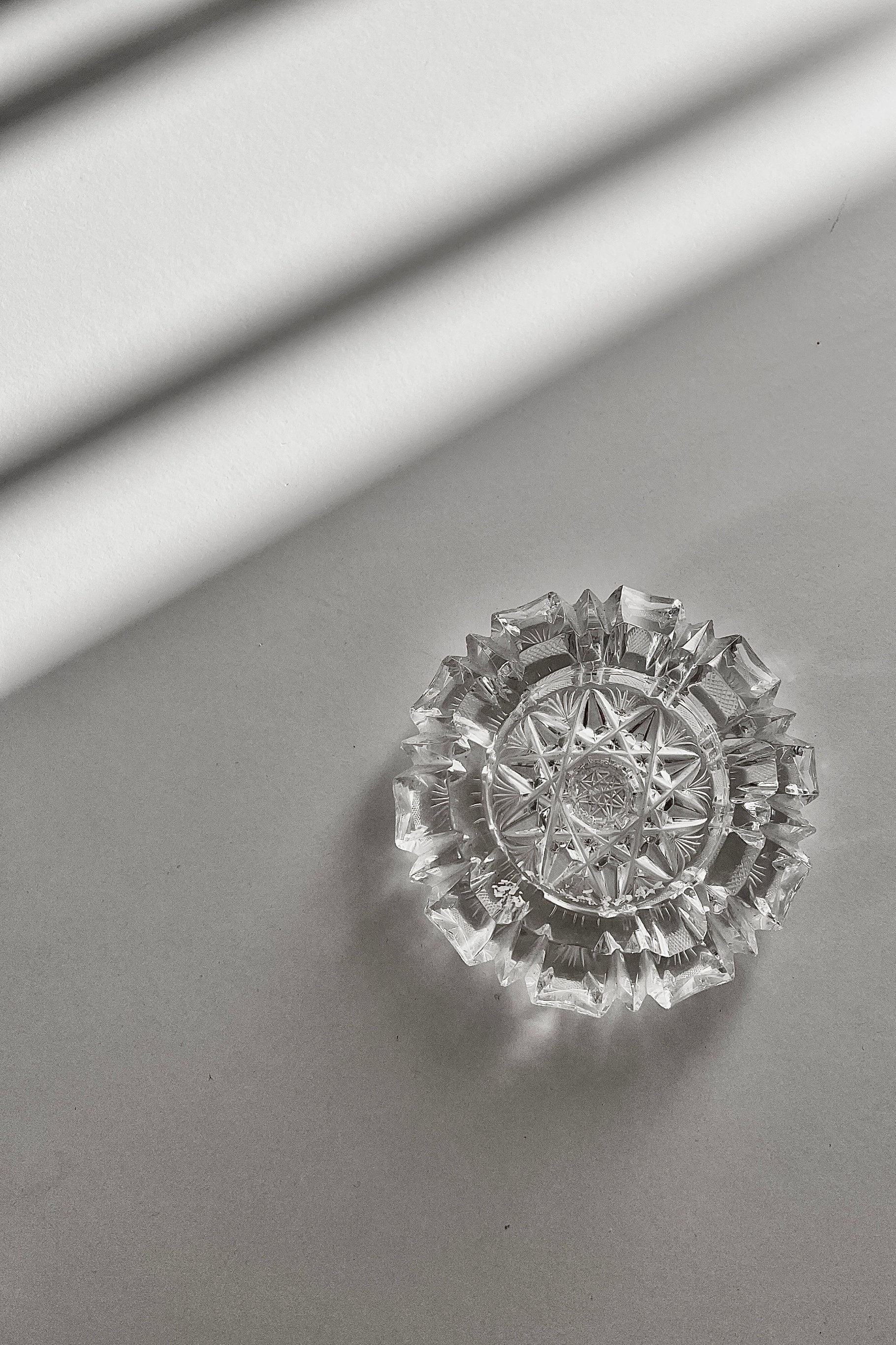 מאפרה וינטג׳ קריסטל צ'כי בוהמיה גדולה מעוטרת ליטוש בעבודת יד, מאפרת זכוכית קריסטל וינטאג', מאפרה ישנה בצורה עגולה עשויה מקריסטל צ'כי בוהמיה איכותי ומלוטש בעבודת יד,פרטי מטבח מיוחדים, כלי בית וינטאג׳,פרטי נוי מיוחדים,אקססוריז לעיצוב בית,אקססוריז לבית אונליין,אקססוריז לבית יוקרתי,דברים יפים לבית,פריטי וינטאג למטבח,כלי בית וינטג׳,עיצוב בית יוקרתי,חנות עיצוב לבית,כלי בית מיוחדים ומעוצבים,אקססוריז יפים ומיוחדים לבית,עיצוב לבית מושלם עם סטייל,מוצרי הום סטיילינג וינטג׳,מבחר מוצרי וינטג׳ לבית