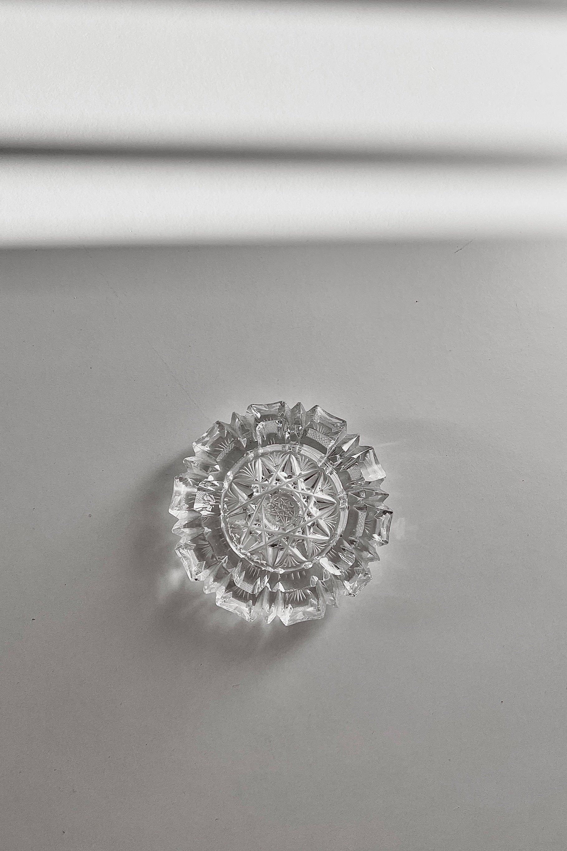 מאפרה וינטג׳ קריסטל צ'כי בוהמיה גדולה מעוטרת ליטוש בעבודת יד, מאפרת זכוכית קריסטל וינטאג', מאפרה ישנה בצורה עגולה עשויה מקריסטל צ'כי בוהמיה איכותי ומלוטש בעבודת יד,פרטי מטבח מיוחדים, כלי בית וינטאג׳,פרטי נוי מיוחדים,אקססוריז לעיצוב בית,אקססוריז לבית אונליין,אקססוריז לבית יוקרתי,דברים יפים לבית,פריטי וינטאג למטבח,כלי בית וינטג׳,עיצוב בית יוקרתי,חנות עיצוב לבית,כלי בית מיוחדים ומעוצבים,אקססוריז יפים ומיוחדים לבית,עיצוב לבית מושלם עם סטייל,מוצרי הום סטיילינג וינטג׳,מבחר מוצרי וינטג׳ לבית