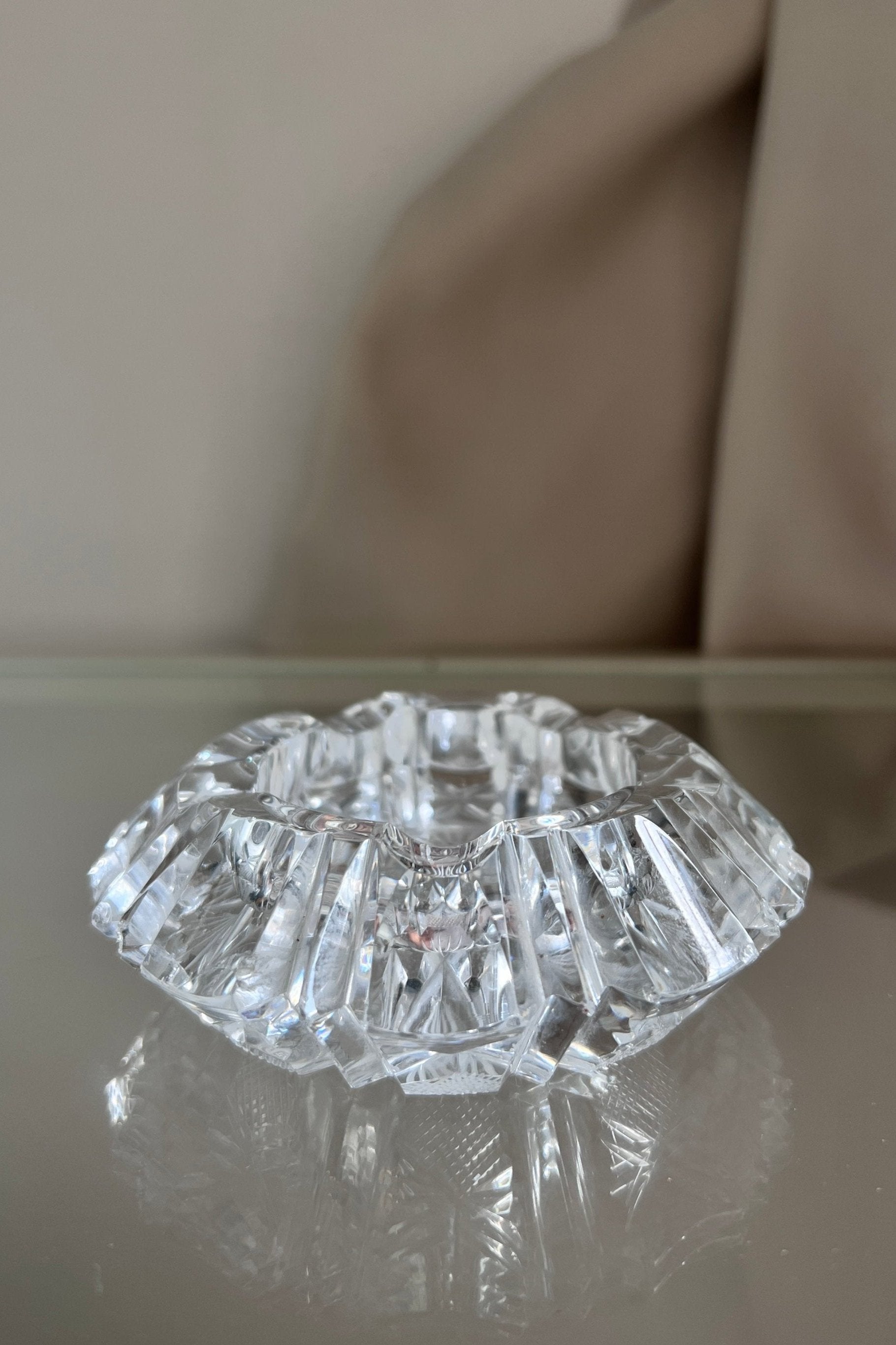 מאפרה וינטג׳ קריסטל צ'כי בוהמיה גדולה מעוטרת ליטוש בעבודת יד, מאפרת זכוכית קריסטל וינטאג', מאפרה ישנה בצורה עגולה עשויה מקריסטל צ'כי בוהמיה איכותי ומלוטש בעבודת יד,פרטי מטבח מיוחדים, כלי בית וינטאג׳,פרטי נוי מיוחדים,אקססוריז לעיצוב בית,אקססוריז לבית אונליין,אקססוריז לבית יוקרתי,דברים יפים לבית,פריטי וינטאג למטבח,כלי בית וינטג׳,עיצוב בית יוקרתי,חנות עיצוב לבית,כלי בית מיוחדים ומעוצבים,אקססוריז יפים ומיוחדים לבית,עיצוב לבית מושלם עם סטייל,מוצרי הום סטיילינג וינטג׳,מבחר מוצרי וינטג׳ לבית