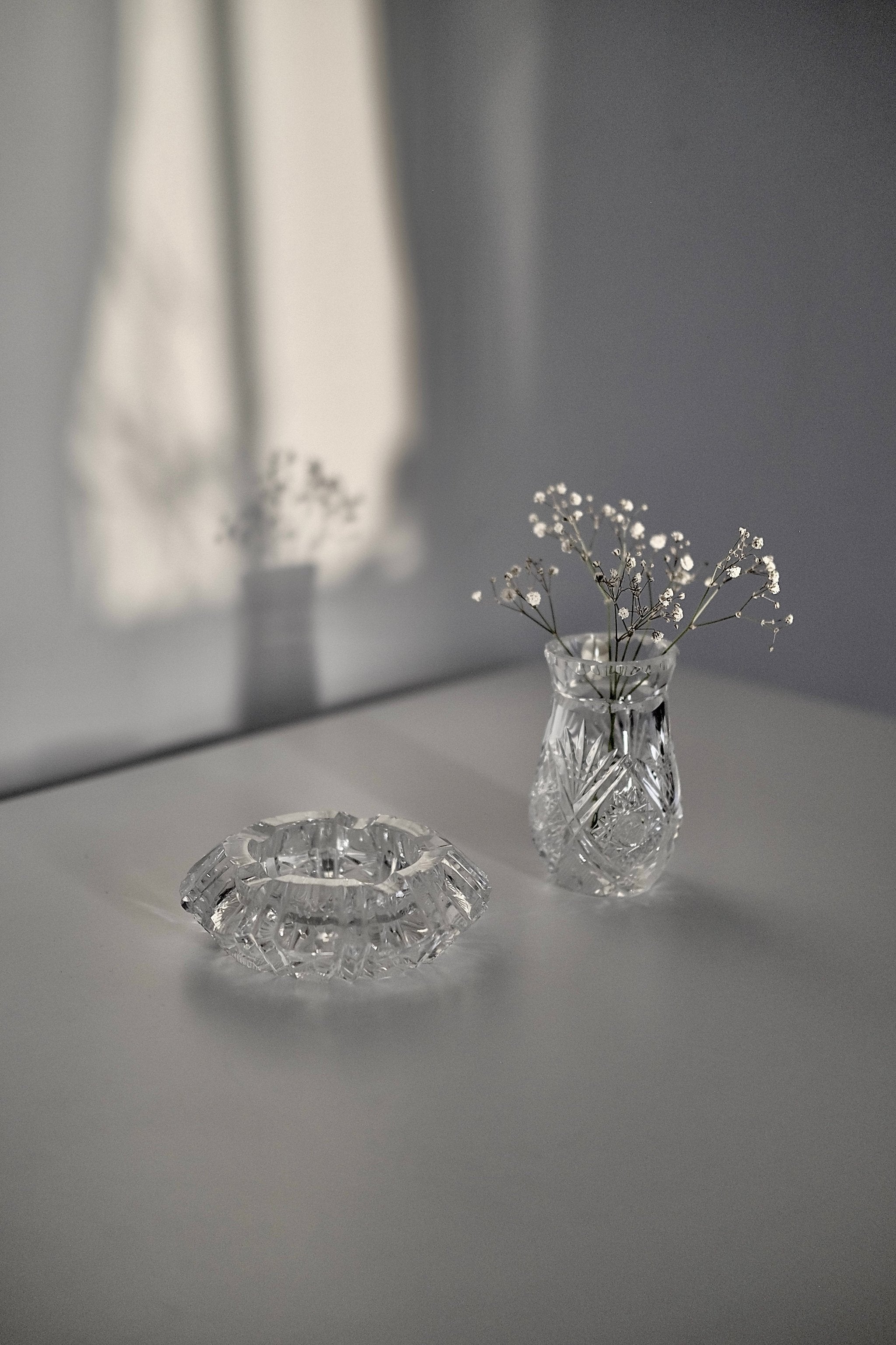 מאפרה וינטג׳ קריסטל צ'כי בוהמיה גדולה מעוטרת ליטוש בעבודת יד, מאפרת זכוכית קריסטל וינטאג', מאפרה ישנה בצורה עגולה עשויה מקריסטל צ'כי בוהמיה איכותי ומלוטש בעבודת יד,פרטי מטבח מיוחדים, כלי בית וינטאג׳,פרטי נוי מיוחדים,אקססוריז לעיצוב בית,אקססוריז לבית אונליין,אקססוריז לבית יוקרתי,דברים יפים לבית,פריטי וינטאג למטבח,כלי בית וינטג׳,עיצוב בית יוקרתי,חנות עיצוב לבית,כלי בית מיוחדים ומעוצבים,אקססוריז יפים ומיוחדים לבית,עיצוב לבית מושלם עם סטייל,מוצרי הום סטיילינג וינטג׳,מבחר מוצרי וינטג׳ לבית