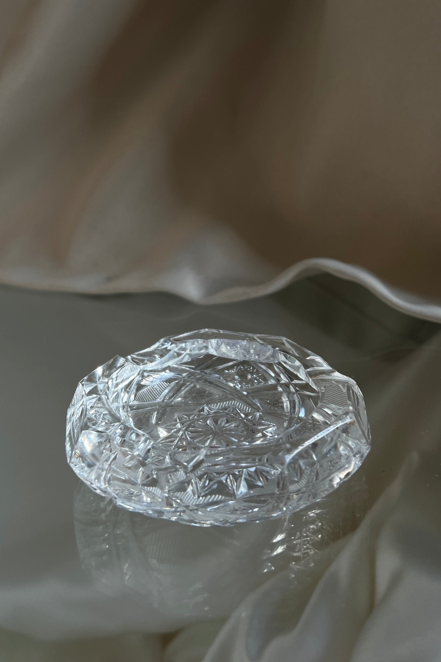 מאפרה וינטג׳ קריסטל צ'כי בוהמיה קטנה מעוטרת ליטוש בעבודת יד, מאפרת זכוכית קריסטל וינטאג', מאפרה ישנה בצורה עגולה עשויה מקריסטל צ'כי בוהמיה איכותי ומלוטש בעבודת יד, פריטי וינטאג למטבח,כלי בית וינטג׳,עיצוב בית יוקרתי,חנות עיצוב לבית,כלי בית מיוחדים ומעוצבים,אקססוריז יפים ומיוחדים לבית,עיצוב לבית מושלם עם סטייל,מוצרי הום סטיילינג וינטג׳,מבחר מוצרי וינטג׳ לבית,מושלמת לעיצוב בית ופריט נוי דקורטיבי מהמם,,אקססוריז לבית יוקרתי,דברים יפים לבית,פריטי וינטאג למטבח,כלי בית וינטג׳,עיצוב בית יוקרתי,חנות עיצוב לבית,כלי בי