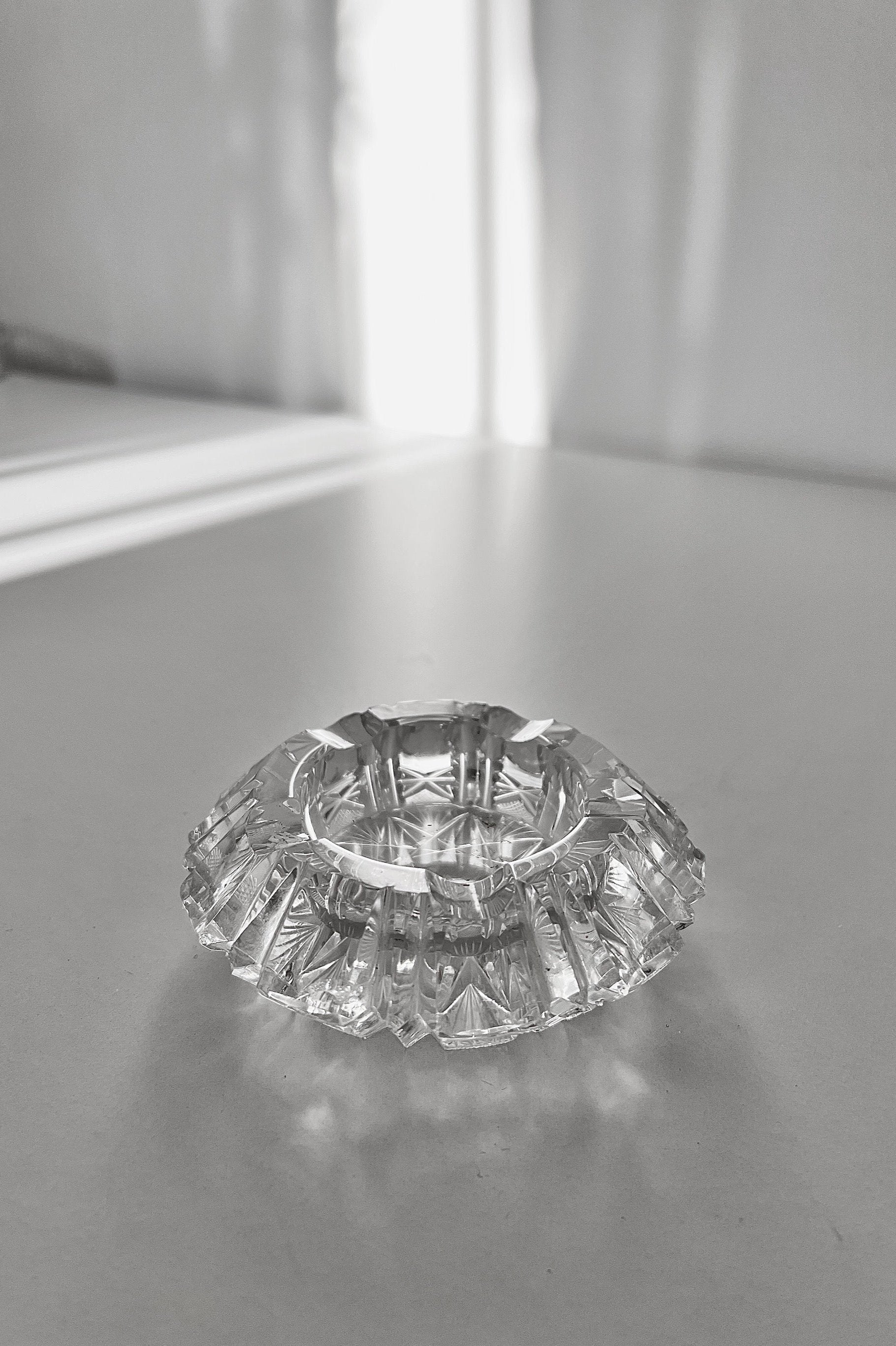 מאפרה וינטג׳ קריסטל צ'כי בוהמיה גדולה מעוטרת ליטוש בעבודת יד, מאפרת זכוכית קריסטל וינטאג', מאפרה ישנה בצורה עגולה עשויה מקריסטל צ'כי בוהמיה איכותי ומלוטש בעבודת יד,פרטי מטבח מיוחדים, כלי בית וינטאג׳,פרטי נוי מיוחדים,אקססוריז לעיצוב בית,אקססוריז לבית אונליין,אקססוריז לבית יוקרתי,דברים יפים לבית,פריטי וינטאג למטבח,כלי בית וינטג׳,עיצוב בית יוקרתי,חנות עיצוב לבית,כלי בית מיוחדים ומעוצבים,אקססוריז יפים ומיוחדים לבית,עיצוב לבית מושלם עם סטייל,מוצרי הום סטיילינג וינטג׳,מבחר מוצרי וינטג׳ לבית