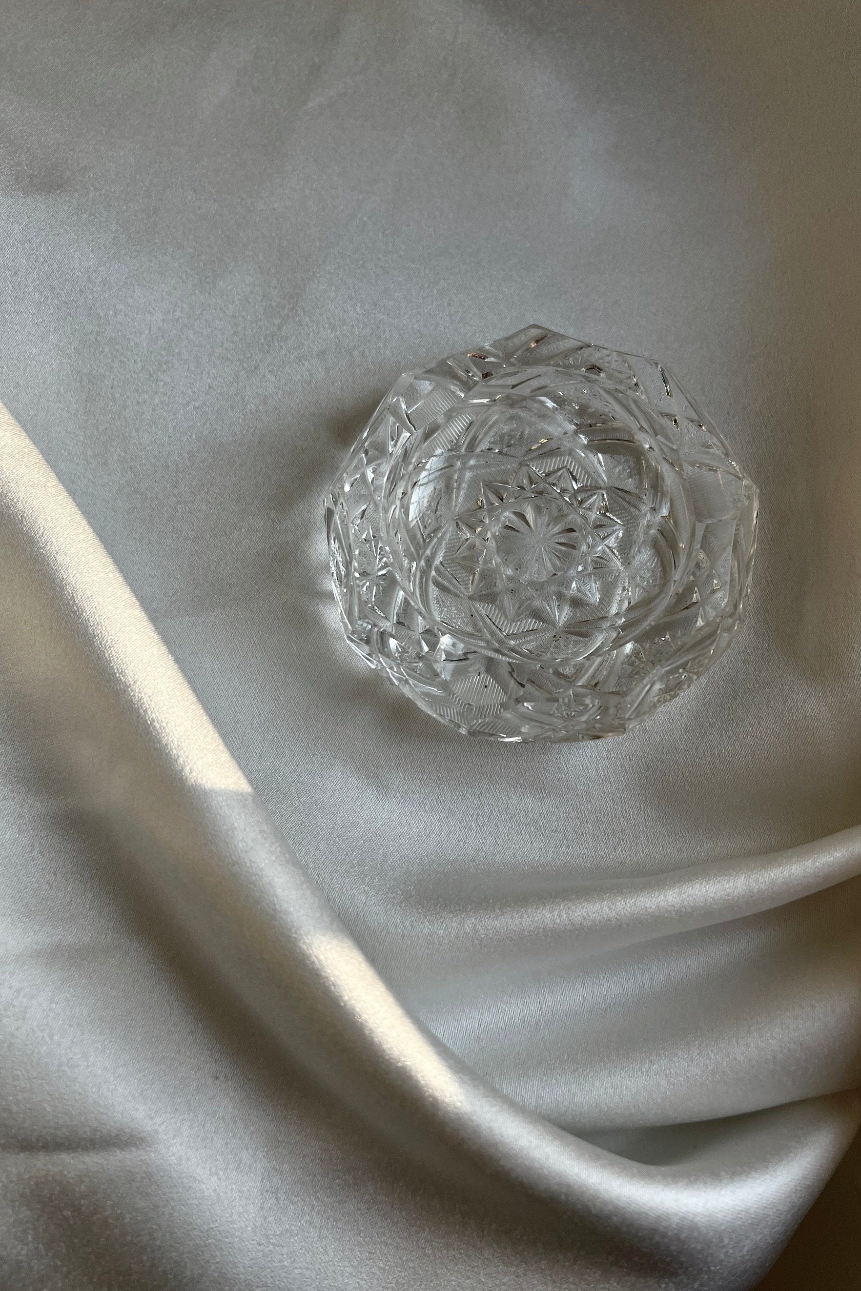 מאפרה וינטג׳ קריסטל צ'כי בוהמיה קטנה מעוטרת ליטוש בעבודת יד, מאפרת זכוכית קריסטל וינטאג', מאפרה ישנה בצורה עגולה עשויה מקריסטל צ'כי בוהמיה איכותי ומלוטש בעבודת יד, פריטי וינטאג למטבח,כלי בית וינטג׳,עיצוב בית יוקרתי,חנות עיצוב לבית,כלי בית מיוחדים ומעוצבים,אקססוריז יפים ומיוחדים לבית,עיצוב לבית מושלם עם סטייל,מוצרי הום סטיילינג וינטג׳,מבחר מוצרי וינטג׳ לבית,מושלמת לעיצוב בית ופריט נוי דקורטיבי מהמם,,אקססוריז לבית יוקרתי,דברים יפים לבית,פריטי וינטאג למטבח,כלי בית וינטג׳,עיצוב בית יוקרתי,חנות עיצוב לבית,כלי בי