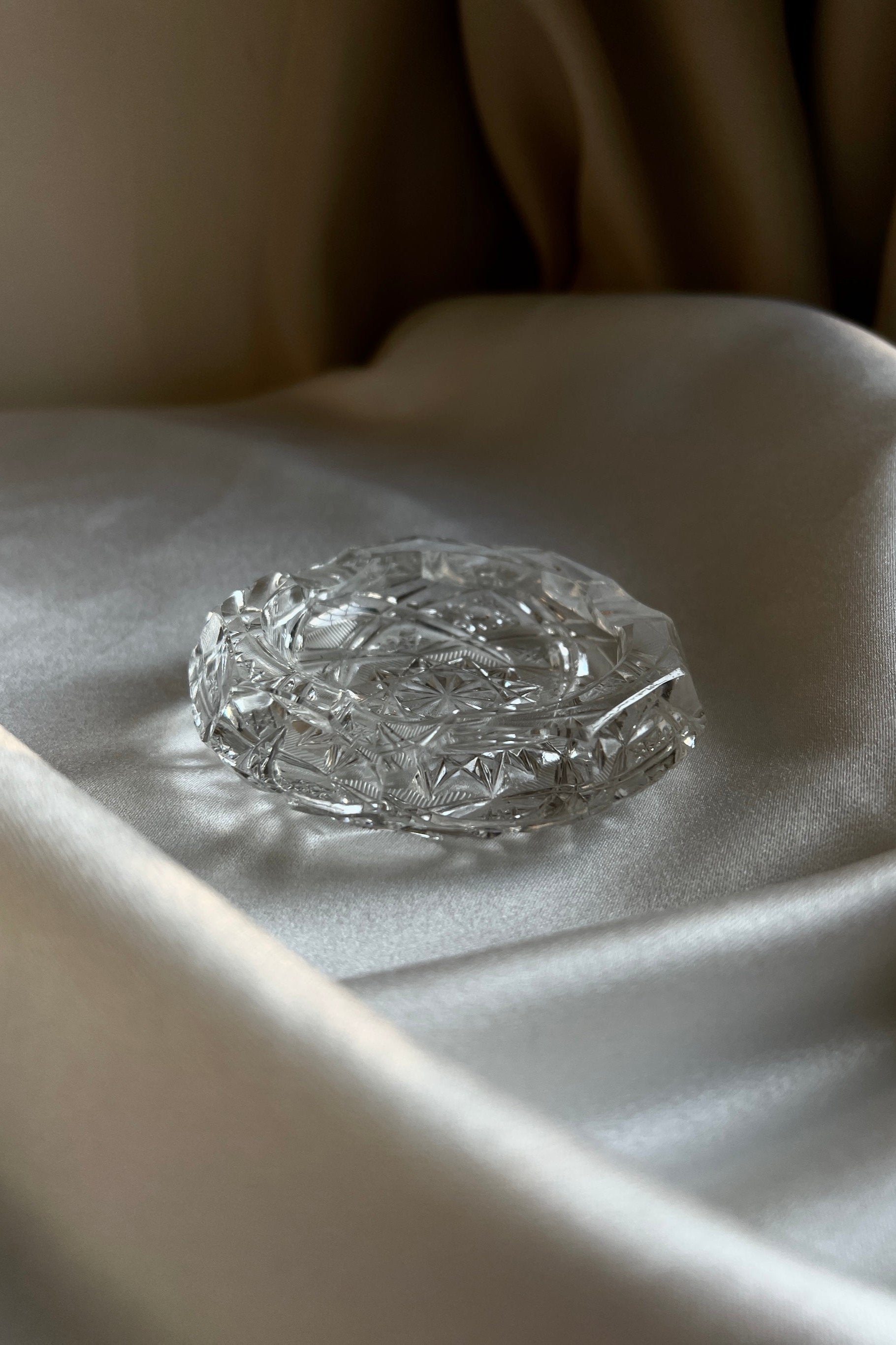 מאפרה וינטג׳ קריסטל צ'כי בוהמיה קטנה מעוטרת ליטוש בעבודת יד, מאפרת זכוכית קריסטל וינטאג', מאפרה ישנה בצורה עגולה עשויה מקריסטל צ'כי בוהמיה איכותי ומלוטש בעבודת יד, פריטי וינטאג למטבח,כלי בית וינטג׳,עיצוב בית יוקרתי,חנות עיצוב לבית,כלי בית מיוחדים ומעוצבים,אקססוריז יפים ומיוחדים לבית,עיצוב לבית מושלם עם סטייל,מוצרי הום סטיילינג וינטג׳,מבחר מוצרי וינטג׳ לבית,מושלמת לעיצוב בית ופריט נוי דקורטיבי מהמם,,אקססוריז לבית יוקרתי,דברים יפים לבית,פריטי וינטאג למטבח,כלי בית וינטג׳,עיצוב בית יוקרתי,חנות עיצוב לבית,כלי בי