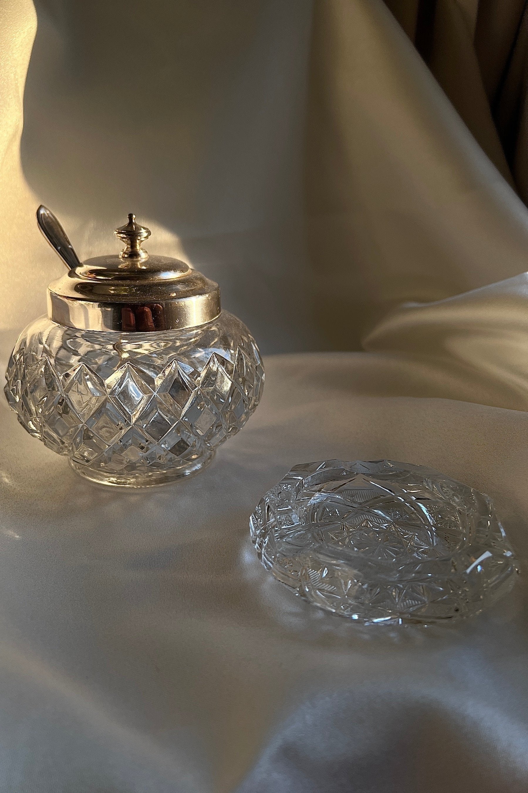 מאפרה וינטג׳ קריסטל צ'כי בוהמיה קטנה מעוטרת ליטוש בעבודת יד, מאפרת זכוכית קריסטל וינטאג', מאפרה ישנה בצורה עגולה עשויה מקריסטל צ'כי בוהמיה איכותי ומלוטש בעבודת יד, פריטי וינטאג למטבח,כלי בית וינטג׳,עיצוב בית יוקרתי,חנות עיצוב לבית,כלי בית מיוחדים ומעוצבים,אקססוריז יפים ומיוחדים לבית,עיצוב לבית מושלם עם סטייל,מוצרי הום סטיילינג וינטג׳,מבחר מוצרי וינטג׳ לבית,מושלמת לעיצוב בית ופריט נוי דקורטיבי מהמם,,אקססוריז לבית יוקרתי,דברים יפים לבית,פריטי וינטאג למטבח,כלי בית וינטג׳,עיצוב בית יוקרתי,חנות עיצוב לבית,כלי בי