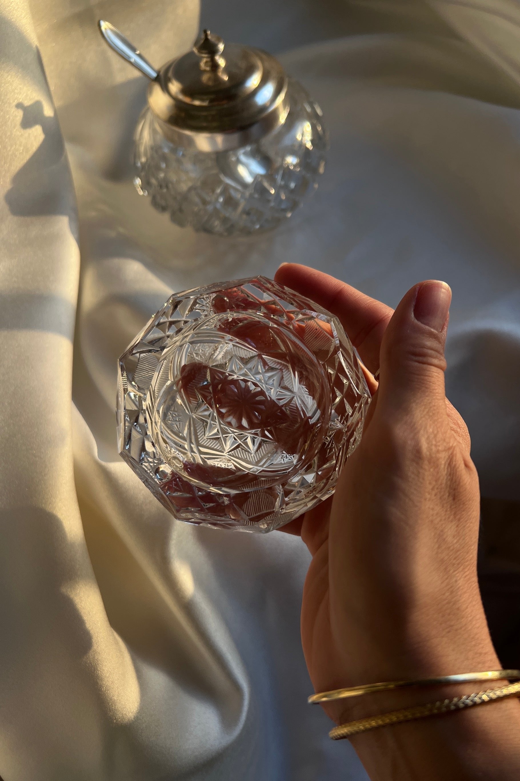 מאפרה וינטג׳ קריסטל צ'כי בוהמיה קטנה מעוטרת ליטוש בעבודת יד, מאפרת זכוכית קריסטל וינטאג', מאפרה ישנה בצורה עגולה עשויה מקריסטל צ'כי בוהמיה איכותי ומלוטש בעבודת יד, פריטי וינטאג למטבח,כלי בית וינטג׳,עיצוב בית יוקרתי,חנות עיצוב לבית,כלי בית מיוחדים ומעוצבים,אקססוריז יפים ומיוחדים לבית,עיצוב לבית מושלם עם סטייל,מוצרי הום סטיילינג וינטג׳,מבחר מוצרי וינטג׳ לבית,מושלמת לעיצוב בית ופריט נוי דקורטיבי מהמם,,אקססוריז לבית יוקרתי,דברים יפים לבית,פריטי וינטאג למטבח,כלי בית וינטג׳,עיצוב בית יוקרתי,חנות עיצוב לבית,כלי בי