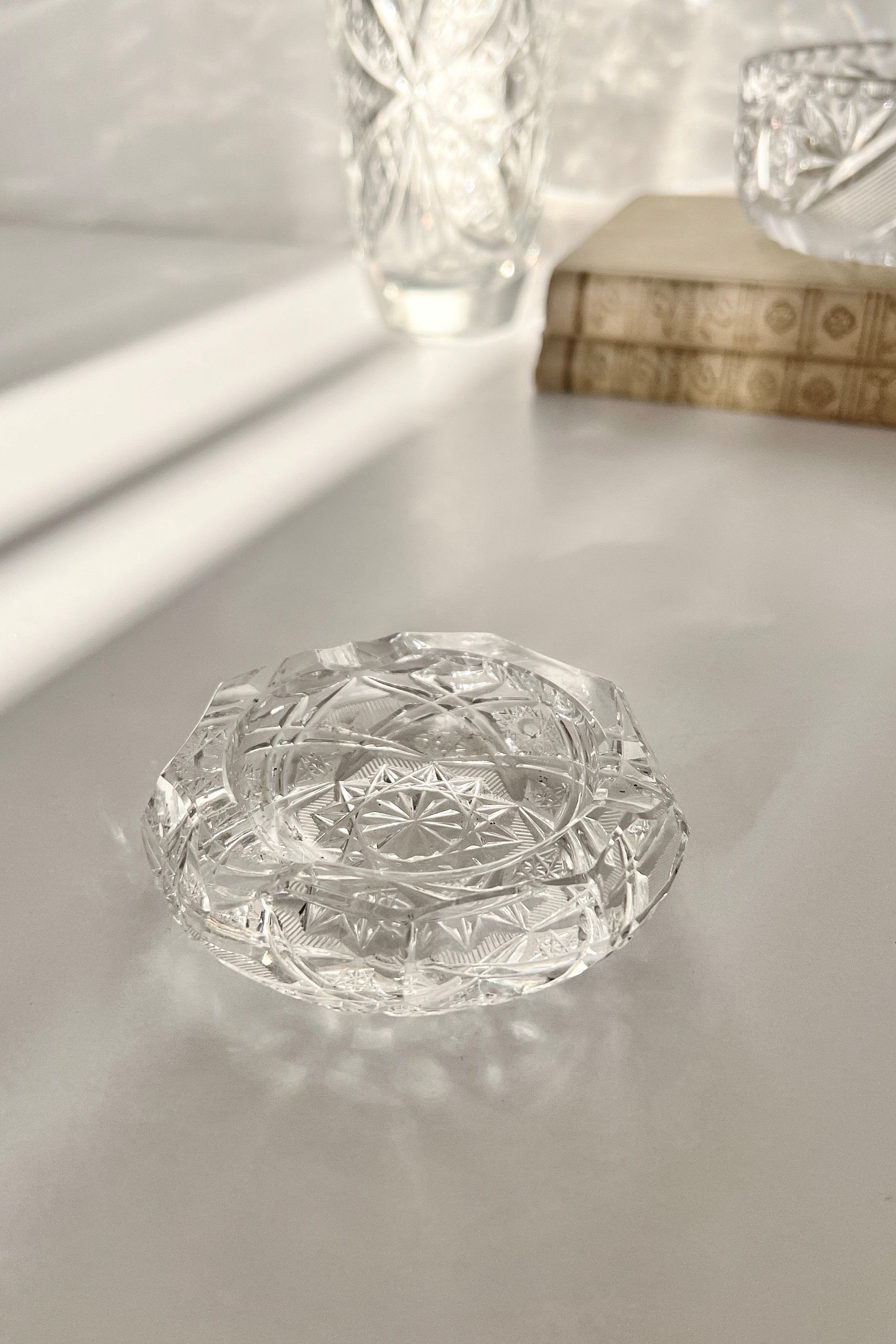 מאפרה וינטג׳ קריסטל צ'כי בוהמיה קטנה מעוטרת ליטוש בעבודת יד, מאפרת זכוכית קריסטל וינטאג', מאפרה ישנה בצורה עגולה עשויה מקריסטל צ'כי בוהמיה איכותי ומלוטש בעבודת יד, פריטי וינטאג למטבח,כלי בית וינטג׳,עיצוב בית יוקרתי,חנות עיצוב לבית,כלי בית מיוחדים ומעוצבים,אקססוריז יפים ומיוחדים לבית,עיצוב לבית מושלם עם סטייל,מוצרי הום סטיילינג וינטג׳,מבחר מוצרי וינטג׳ לבית,מושלמת לעיצוב בית ופריט נוי דקורטיבי מהמם,,אקססוריז לבית יוקרתי,דברים יפים לבית,פריטי וינטאג למטבח,כלי בית וינטג׳,עיצוב בית יוקרתי,חנות עיצוב לבית,כלי בי