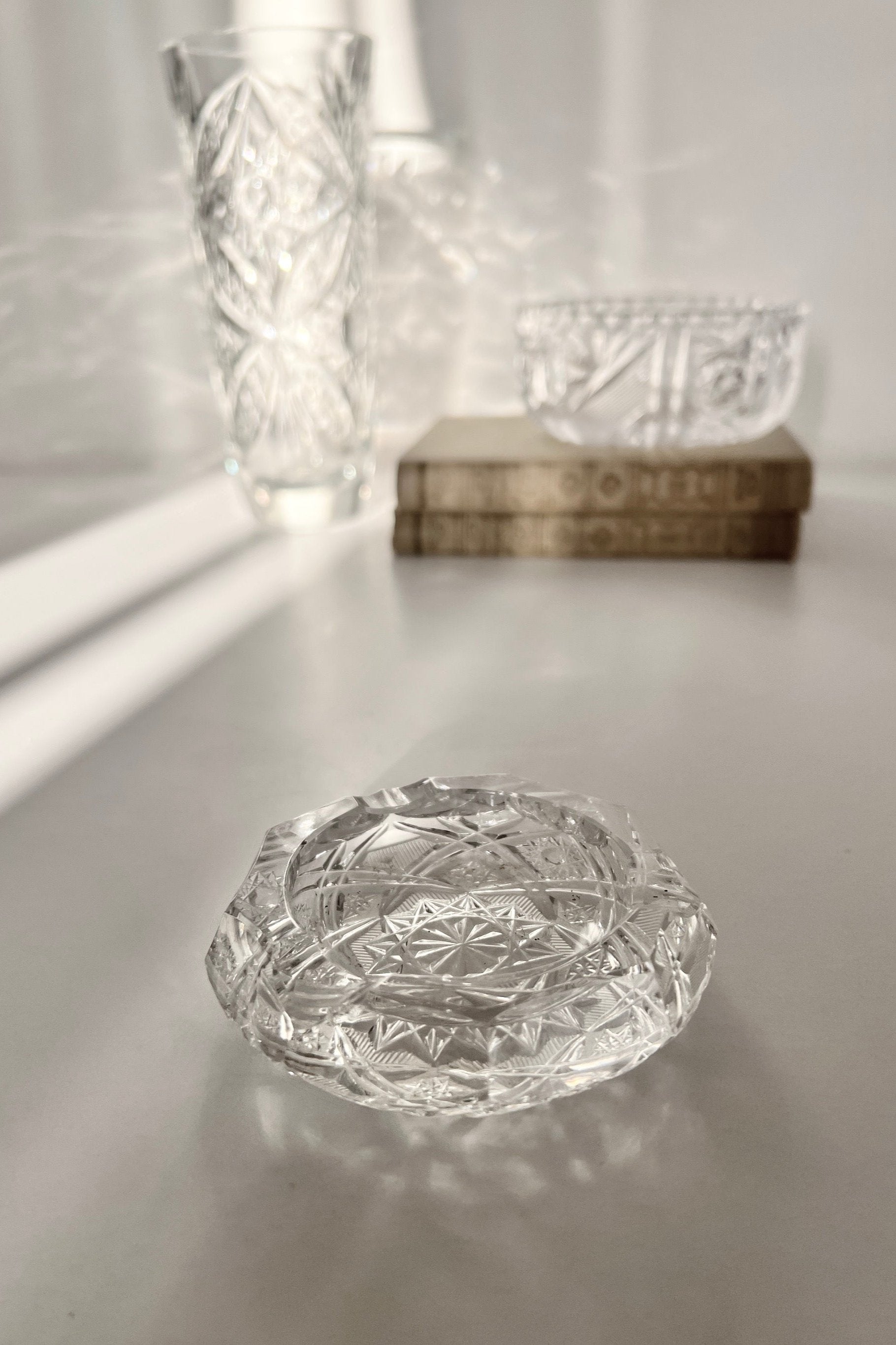 מאפרה וינטג׳ קריסטל צ'כי בוהמיה קטנה מעוטרת ליטוש בעבודת יד, מאפרת זכוכית קריסטל וינטאג', מאפרה ישנה בצורה עגולה עשויה מקריסטל צ'כי בוהמיה איכותי ומלוטש בעבודת יד, פריטי וינטאג למטבח,כלי בית וינטג׳,עיצוב בית יוקרתי,חנות עיצוב לבית,כלי בית מיוחדים ומעוצבים,אקססוריז יפים ומיוחדים לבית,עיצוב לבית מושלם עם סטייל,מוצרי הום סטיילינג וינטג׳,מבחר מוצרי וינטג׳ לבית,מושלמת לעיצוב בית ופריט נוי דקורטיבי מהמם,,אקססוריז לבית יוקרתי,דברים יפים לבית,פריטי וינטאג למטבח,כלי בית וינטג׳,עיצוב בית יוקרתי,חנות עיצוב לבית,כלי בי