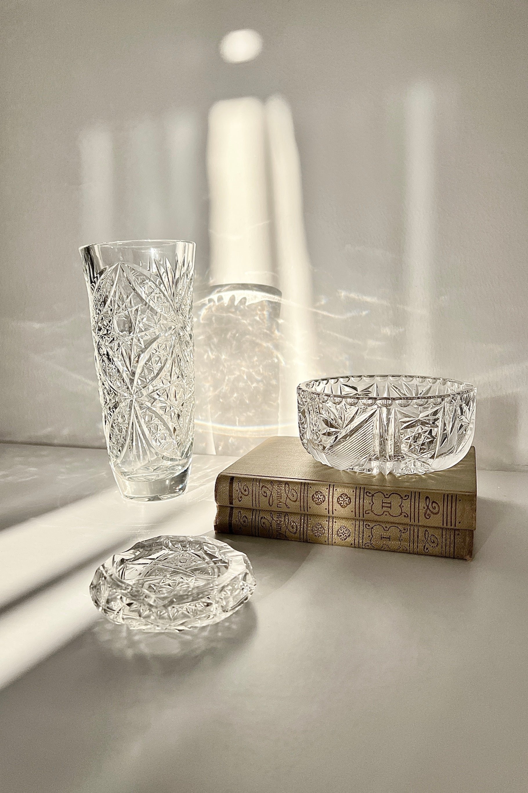 מאפרה וינטג׳ קריסטל צ'כי בוהמיה קטנה מעוטרת ליטוש בעבודת יד, מאפרת זכוכית קריסטל וינטאג', מאפרה ישנה בצורה עגולה עשויה מקריסטל צ'כי בוהמיה איכותי ומלוטש בעבודת יד, פריטי וינטאג למטבח,כלי בית וינטג׳,עיצוב בית יוקרתי,חנות עיצוב לבית,כלי בית מיוחדים ומעוצבים,אקססוריז יפים ומיוחדים לבית,עיצוב לבית מושלם עם סטייל,מוצרי הום סטיילינג וינטג׳,מבחר מוצרי וינטג׳ לבית,מושלמת לעיצוב בית ופריט נוי דקורטיבי מהמם,,אקססוריז לבית יוקרתי,דברים יפים לבית,פריטי וינטאג למטבח,כלי בית וינטג׳,עיצוב בית יוקרתי,חנות עיצוב לבית,כלי בי