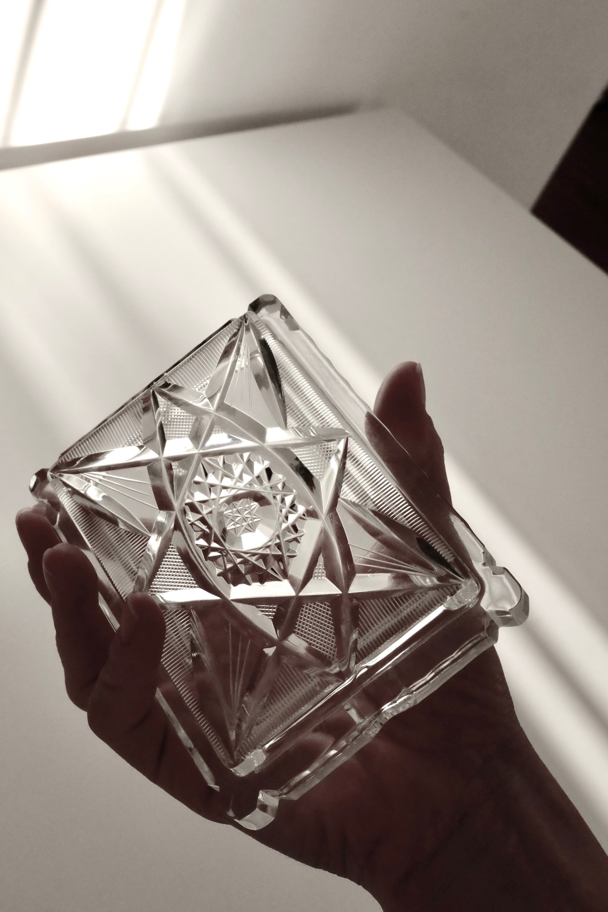 מאפרה וינטג׳ קריסטל מלבנית צ'כי בוהמיה גדולה מעוטרת ליטוש בעבודת יד, מאפרת זכוכית קריסטל וינטאג', מאפרה ישנה בצורת מלבן עשויה מקריסטל צ'כי בוהמיה איכותי ומלוטש בעבודת יד יכולה לשמש גם כפריט נוי דקורטיבי לבית או קערה לתכשיטים,פריט נדיר לאוהבי קפה בסטייל ופרטי מטבח מיוחדים למי שאוהב כלי וינטג׳ יוקרטים. כלי הגשה אספנות,כלי מטבח ישנים,כלי בית וינטאג',פריטי וינטאג למטבח,כלי אוכל וינטג',כלי אוכל פורצלן,כלי פורצלן אונליין, חנות כלי בית וינטג' אונליין ,אקססוריז לבית מעוצבים בסגנון וינטג',עיצוב וינטג' לבית,אביזרים ב