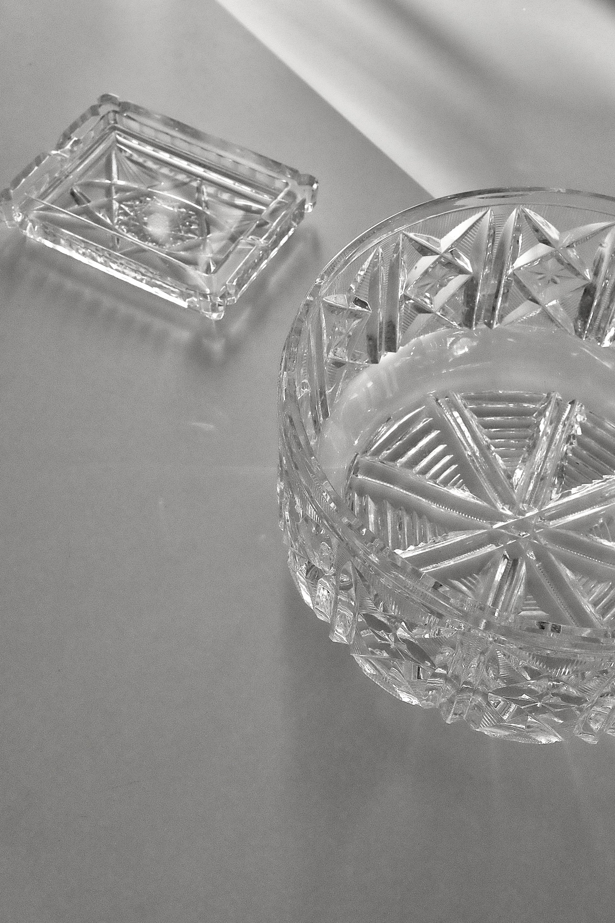 מאפרה וינטג׳ קריסטל מלבנית צ'כי בוהמיה גדולה מעוטרת ליטוש בעבודת יד, מאפרת זכוכית קריסטל וינטאג', מאפרה ישנה בצורת מלבן עשויה מקריסטל צ'כי בוהמיה איכותי ומלוטש בעבודת יד יכולה לשמש גם כפריט נוי דקורטיבי לבית או קערה לתכשיטים,פריט נדיר לאוהבי קפה בסטייל ופרטי מטבח מיוחדים למי שאוהב כלי וינטג׳ יוקרטים. כלי הגשה אספנות,כלי מטבח ישנים,כלי בית וינטאג',פריטי וינטאג למטבח,כלי אוכל וינטג',כלי אוכל פורצלן,כלי פורצלן אונליין, חנות כלי בית וינטג' אונליין ,אקססוריז לבית מעוצבים בסגנון וינטג',עיצוב וינטג' לבית,אביזרים ב