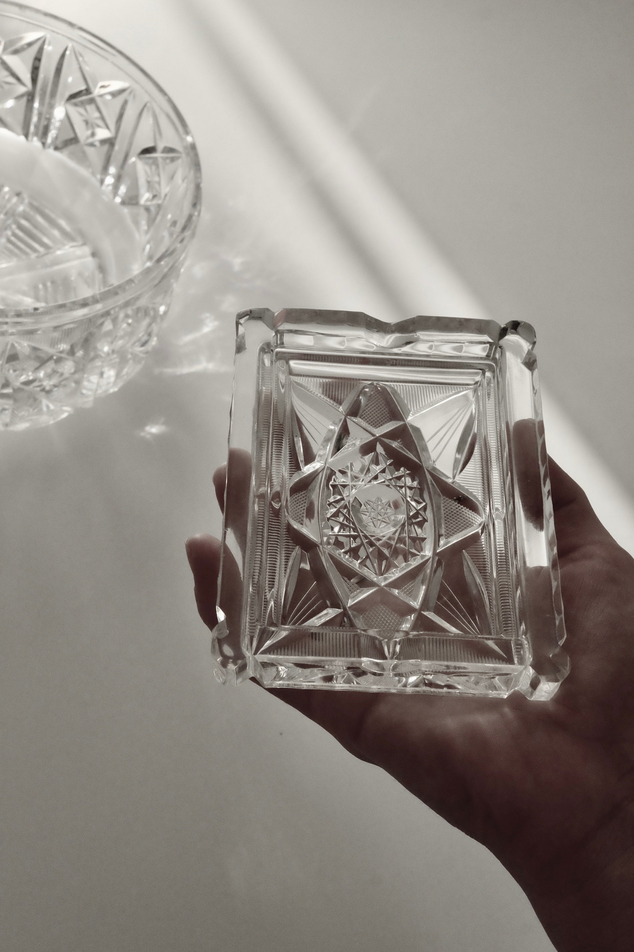 מאפרה וינטג׳ קריסטל מלבנית צ'כי בוהמיה גדולה מעוטרת ליטוש בעבודת יד, מאפרת זכוכית קריסטל וינטאג', מאפרה ישנה בצורת מלבן עשויה מקריסטל צ'כי בוהמיה איכותי ומלוטש בעבודת יד יכולה לשמש גם כפריט נוי דקורטיבי לבית או קערה לתכשיטים,פריט נדיר לאוהבי קפה בסטייל ופרטי מטבח מיוחדים למי שאוהב כלי וינטג׳ יוקרטים. כלי הגשה אספנות,כלי מטבח ישנים,כלי בית וינטאג',פריטי וינטאג למטבח,כלי אוכל וינטג',כלי אוכל פורצלן,כלי פורצלן אונליין, חנות כלי בית וינטג' אונליין ,אקססוריז לבית מעוצבים בסגנון וינטג',עיצוב וינטג' לבית,אביזרים ב