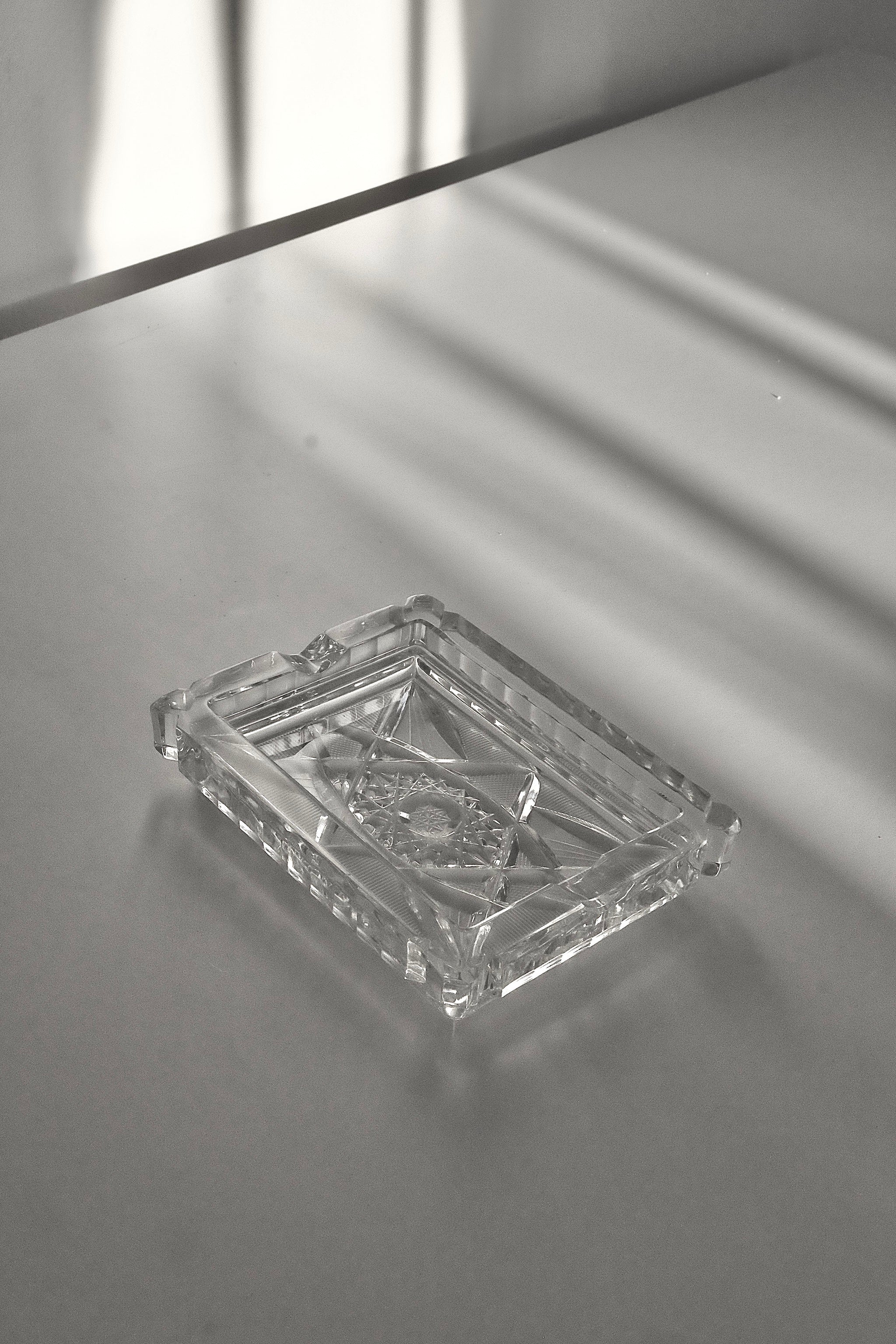 מאפרה וינטג׳ קריסטל מלבנית צ'כי בוהמיה גדולה מעוטרת ליטוש בעבודת יד, מאפרת זכוכית קריסטל וינטאג', מאפרה ישנה בצורת מלבן עשויה מקריסטל צ'כי בוהמיה איכותי ומלוטש בעבודת יד יכולה לשמש גם כפריט נוי דקורטיבי לבית או קערה לתכשיטים,פריט נדיר לאוהבי קפה בסטייל ופרטי מטבח מיוחדים למי שאוהב כלי וינטג׳ יוקרטים. כלי הגשה אספנות,כלי מטבח ישנים,כלי בית וינטאג',פריטי וינטאג למטבח,כלי אוכל וינטג',כלי אוכל פורצלן,כלי פורצלן אונליין, חנות כלי בית וינטג' אונליין ,אקססוריז לבית מעוצבים בסגנון וינטג',עיצוב וינטג' לבית,אביזרים ב