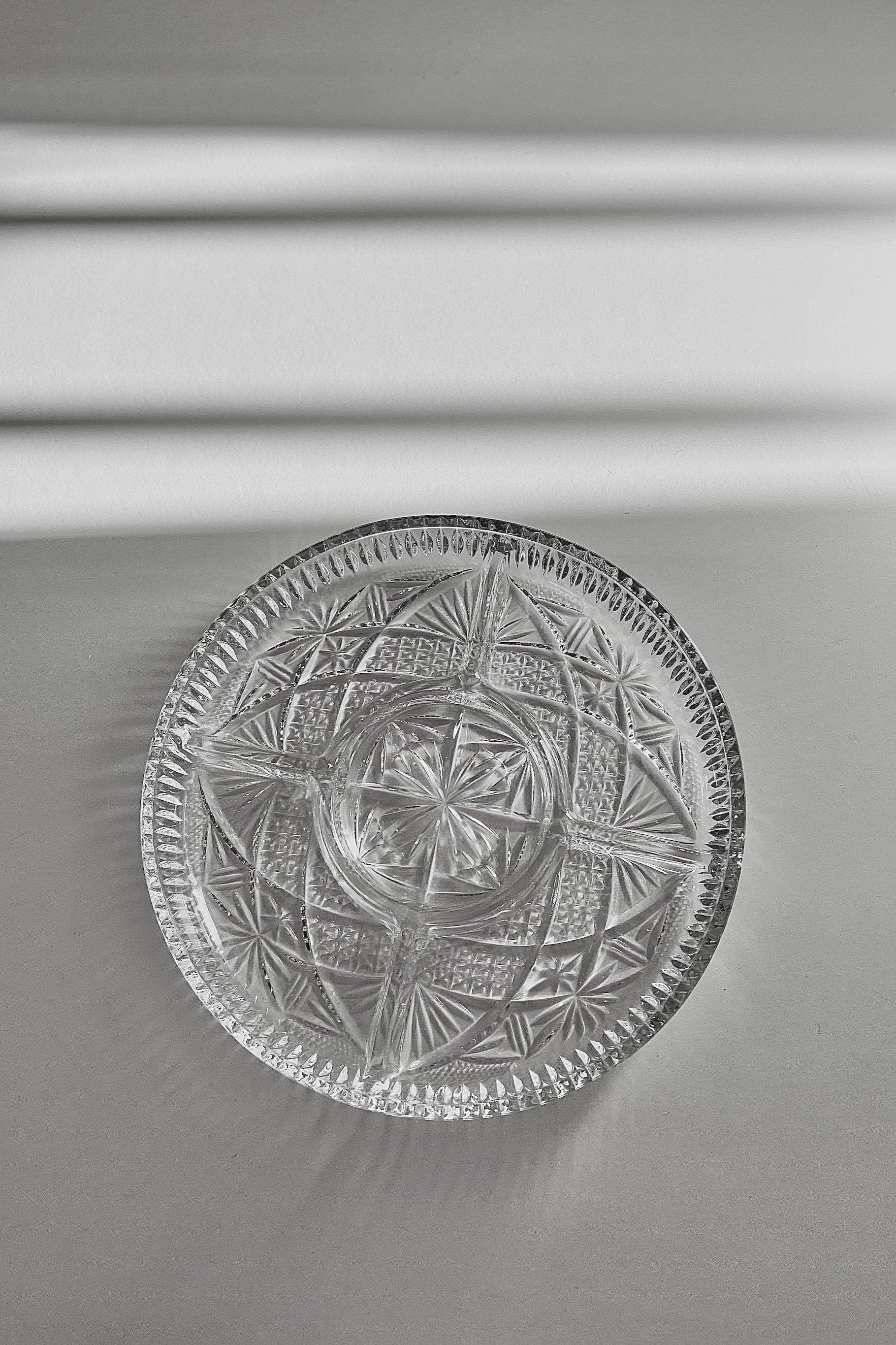 מגש הגשה לפיצוחים ונשנושים מקריסטל מחולק ל-4 חלקים, מגש יפה לעיצוב בית ופריט נוי דקורטיבי מהמם לסלון או מטבח,
מושלם ככלי הגשה ושולחן אירוח וחגים, מגש פיצוחים לאירוח,אקססוריז לבית יוקרתי,דברים יפים לבית,פריטי וינטאג למטבח,כלי בית וינטג׳,עיצוב בית יוקרתי,חנות עיצוב לבית,כלי בית מיוחדים ומעוצבים,אקססוריז יפים ומיוחדים לבית,עיצוב לבית מושלם עם סטייל,מוצרי הום סטיילינג וינטג׳,מבחר מוצרי וינטג׳ לבית,מושלמת לעיצוב בית ופריט נוי דקורטיבי מהמם,,אקססוריז לבית יוקרתי,דברים יפים לבית,פריטי וינטאג למטבח,כלי בית וינטג׳,ע