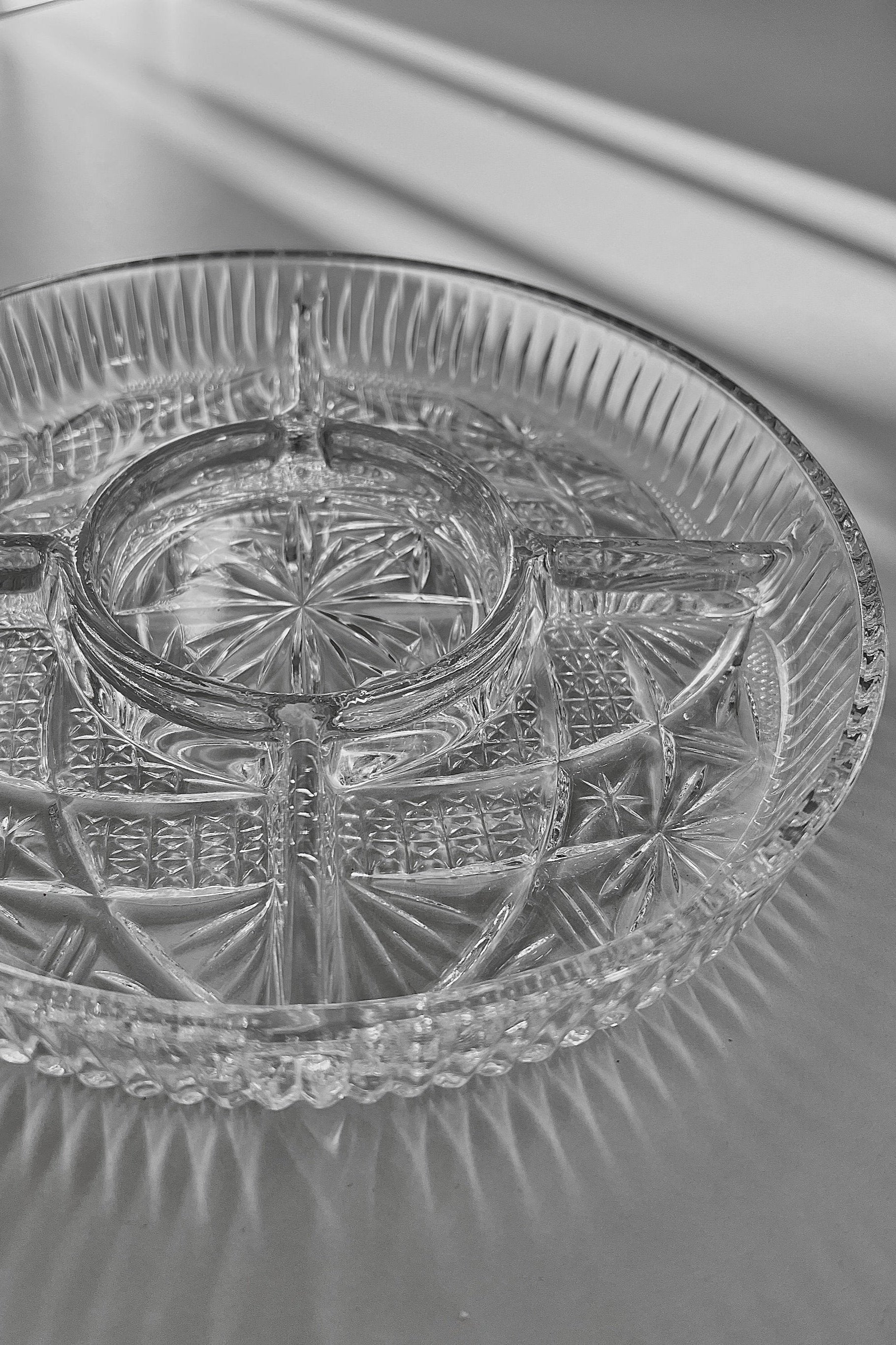 מגש הגשה לפיצוחים ונשנושים מקריסטל מחולק ל-4 חלקים, מגש יפה לעיצוב בית ופריט נוי דקורטיבי מהמם לסלון או מטבח,
מושלם ככלי הגשה ושולחן אירוח וחגים, מגש פיצוחים לאירוח,אקססוריז לבית יוקרתי,דברים יפים לבית,פריטי וינטאג למטבח,כלי בית וינטג׳,עיצוב בית יוקרתי,חנות עיצוב לבית,כלי בית מיוחדים ומעוצבים,אקססוריז יפים ומיוחדים לבית,עיצוב לבית מושלם עם סטייל,מוצרי הום סטיילינג וינטג׳,מבחר מוצרי וינטג׳ לבית,מושלמת לעיצוב בית ופריט נוי דקורטיבי מהמם,,אקססוריז לבית יוקרתי,דברים יפים לבית,פריטי וינטאג למטבח,כלי בית וינטג׳,ע