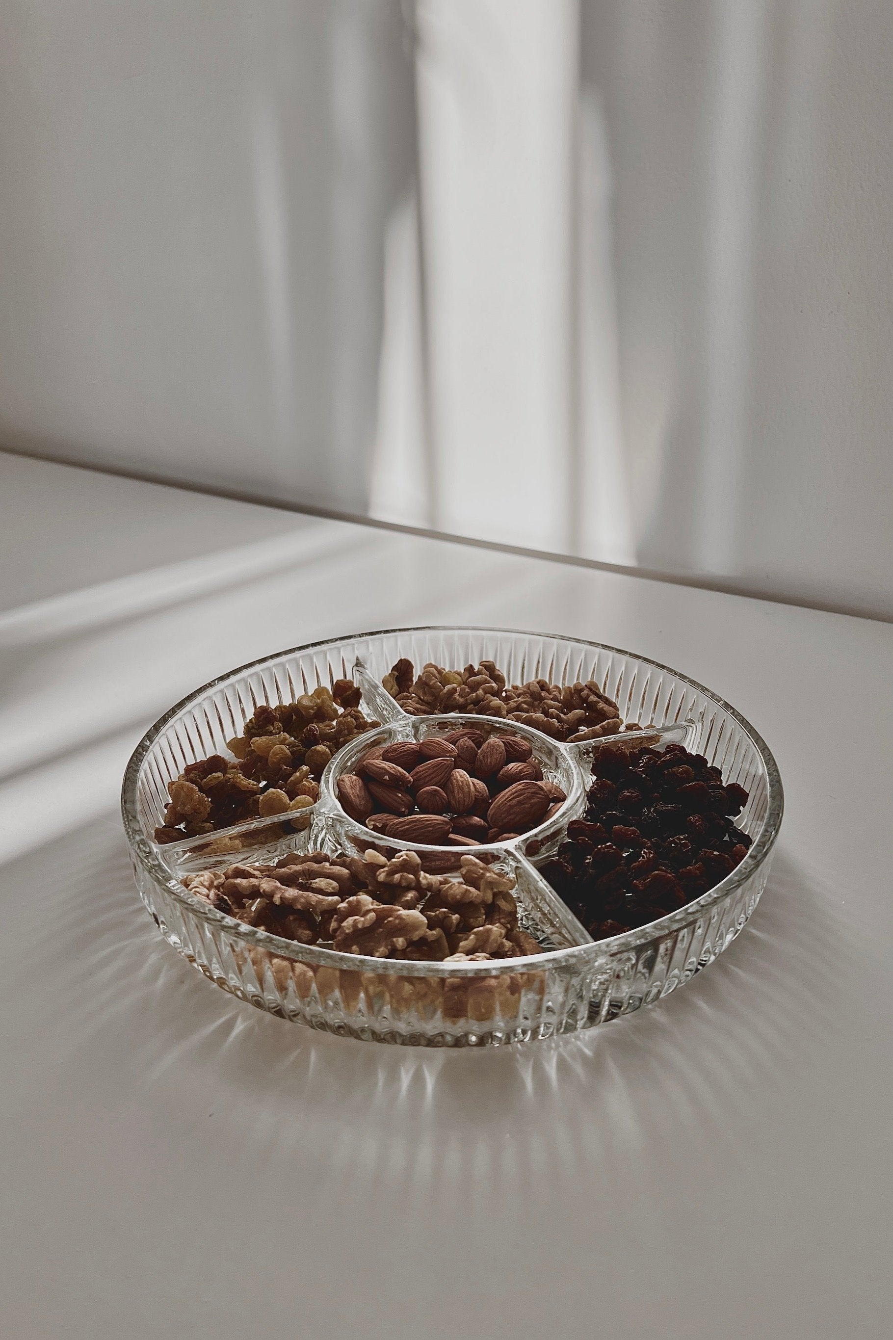 מגש הגשה לפיצוחים ונשנושים מקריסטל מחולק ל-4 חלקים, מגש יפה לעיצוב בית ופריט נוי דקורטיבי מהמם לסלון או מטבח,
מושלם ככלי הגשה ושולחן אירוח וחגים, מגש פיצוחים לאירוח,אקססוריז לבית יוקרתי,דברים יפים לבית,פריטי וינטאג למטבח,כלי בית וינטג׳,עיצוב בית יוקרתי,חנות עיצוב לבית,כלי בית מיוחדים ומעוצבים,אקססוריז יפים ומיוחדים לבית,עיצוב לבית מושלם עם סטייל,מוצרי הום סטיילינג וינטג׳,מבחר מוצרי וינטג׳ לבית,מושלמת לעיצוב בית ופריט נוי דקורטיבי מהמם,,אקססוריז לבית יוקרתי,דברים יפים לבית,פריטי וינטאג למטבח,כלי בית וינטג׳,ע