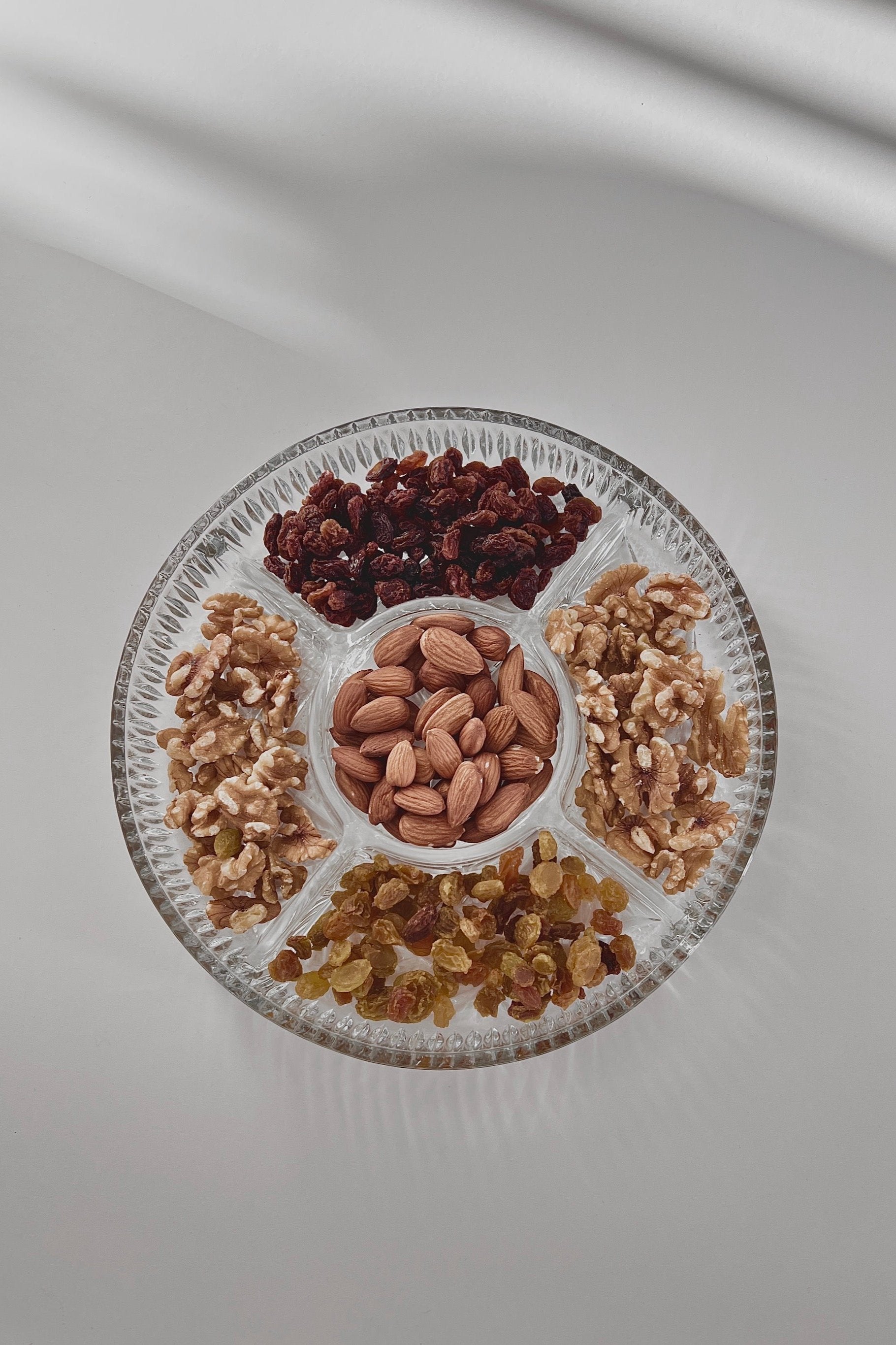 מגש הגשה לפיצוחים ונשנושים מקריסטל מחולק ל-4 חלקים, מגש יפה לעיצוב בית ופריט נוי דקורטיבי מהמם לסלון או מטבח,
מושלם ככלי הגשה ושולחן אירוח וחגים, מגש פיצוחים לאירוח,אקססוריז לבית יוקרתי,דברים יפים לבית,פריטי וינטאג למטבח,כלי בית וינטג׳,עיצוב בית יוקרתי,חנות עיצוב לבית,כלי בית מיוחדים ומעוצבים,אקססוריז יפים ומיוחדים לבית,עיצוב לבית מושלם עם סטייל,מוצרי הום סטיילינג וינטג׳,מבחר מוצרי וינטג׳ לבית,מושלמת לעיצוב בית ופריט נוי דקורטיבי מהמם,,אקססוריז לבית יוקרתי,דברים יפים לבית,פריטי וינטאג למטבח,כלי בית וינטג׳,ע