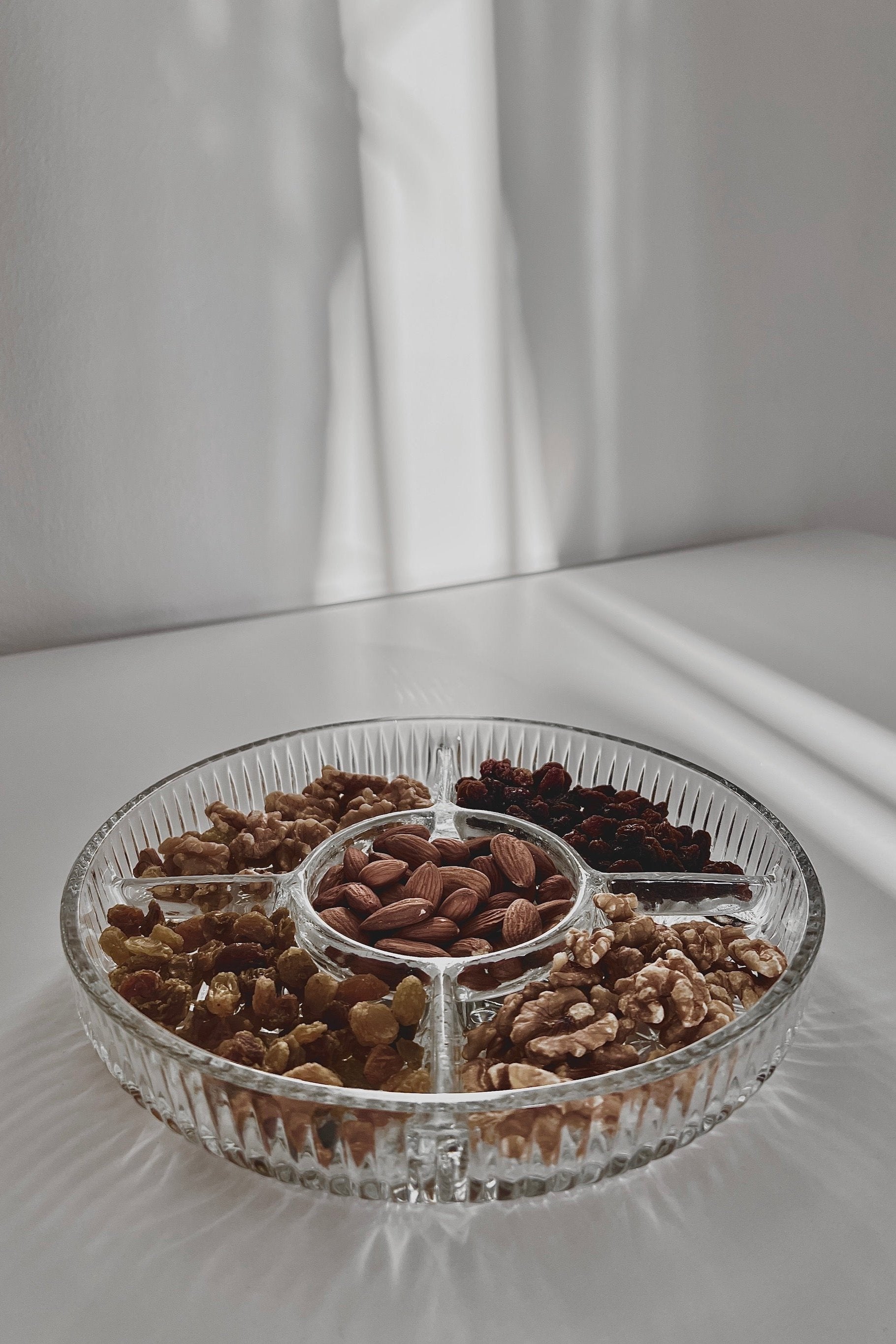 מגש הגשה לפיצוחים ונשנושים מקריסטל מחולק ל-4 חלקים, מגש יפה לעיצוב בית ופריט נוי דקורטיבי מהמם לסלון או מטבח,
מושלם ככלי הגשה ושולחן אירוח וחגים, מגש פיצוחים לאירוח,אקססוריז לבית יוקרתי,דברים יפים לבית,פריטי וינטאג למטבח,כלי בית וינטג׳,עיצוב בית יוקרתי,חנות עיצוב לבית,כלי בית מיוחדים ומעוצבים,אקססוריז יפים ומיוחדים לבית,עיצוב לבית מושלם עם סטייל,מוצרי הום סטיילינג וינטג׳,מבחר מוצרי וינטג׳ לבית,מושלמת לעיצוב בית ופריט נוי דקורטיבי מהמם,,אקססוריז לבית יוקרתי,דברים יפים לבית,פריטי וינטאג למטבח,כלי בית וינטג׳,ע