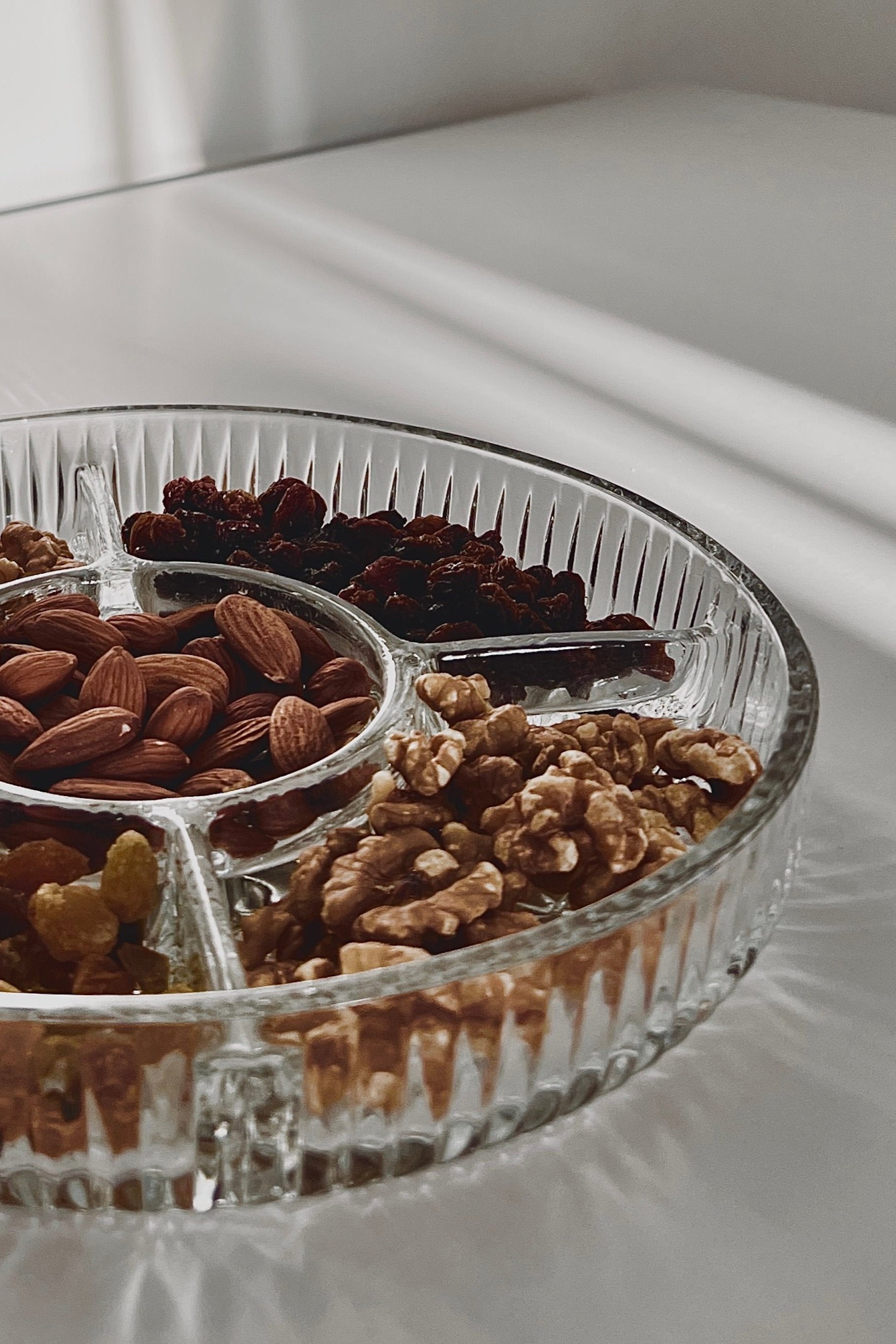 מגש הגשה לפיצוחים ונשנושים מקריסטל מחולק ל-4 חלקים, מגש יפה לעיצוב בית ופריט נוי דקורטיבי מהמם לסלון או מטבח,
מושלם ככלי הגשה ושולחן אירוח וחגים, מגש פיצוחים לאירוח,אקססוריז לבית יוקרתי,דברים יפים לבית,פריטי וינטאג למטבח,כלי בית וינטג׳,עיצוב בית יוקרתי,חנות עיצוב לבית,כלי בית מיוחדים ומעוצבים,אקססוריז יפים ומיוחדים לבית,עיצוב לבית מושלם עם סטייל,מוצרי הום סטיילינג וינטג׳,מבחר מוצרי וינטג׳ לבית,מושלמת לעיצוב בית ופריט נוי דקורטיבי מהמם,,אקססוריז לבית יוקרתי,דברים יפים לבית,פריטי וינטאג למטבח,כלי בית וינטג׳,ע