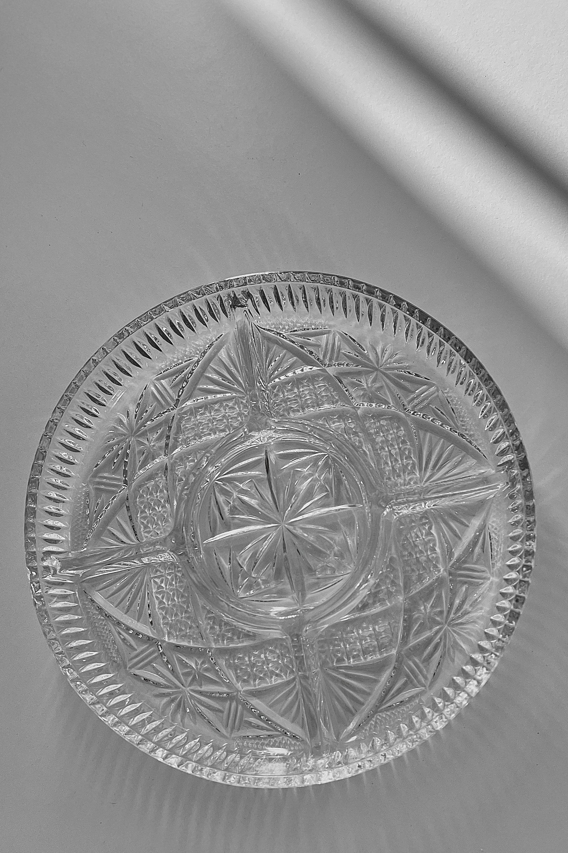 מגש הגשה לפיצוחים ונשנושים מקריסטל מחולק ל-4 חלקים, מגש יפה לעיצוב בית ופריט נוי דקורטיבי מהמם לסלון או מטבח,
מושלם ככלי הגשה ושולחן אירוח וחגים, מגש פיצוחים לאירוח,אקססוריז לבית יוקרתי,דברים יפים לבית,פריטי וינטאג למטבח,כלי בית וינטג׳,עיצוב בית יוקרתי,חנות עיצוב לבית,כלי בית מיוחדים ומעוצבים,אקססוריז יפים ומיוחדים לבית,עיצוב לבית מושלם עם סטייל,מוצרי הום סטיילינג וינטג׳,מבחר מוצרי וינטג׳ לבית,מושלמת לעיצוב בית ופריט נוי דקורטיבי מהמם,,אקססוריז לבית יוקרתי,דברים יפים לבית,פריטי וינטאג למטבח,כלי בית וינטג׳,ע