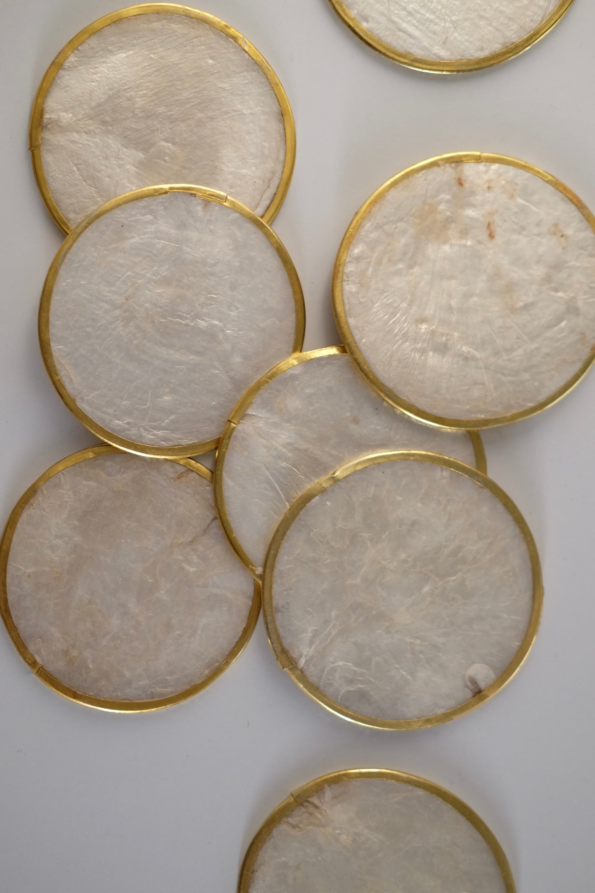 סט 10 תחתיות לכוסות בעיטור פס פליז זהב עבודת יד מצרפת, סט תחתיות וינט׳ נדיר, נראה כמו צדפות, פשוט תכשיט על שולח אירוח ומושלם להגשת תה, קפה, תחתיות בעיצוב יוקרתי ואלגנטי בעיטור פס זהב לאירוח חגיגי ומרשים,פריטי וינטאג למטבח,כלי בית וינטג׳,עיצוב בית יוקרתי,חנות עיצוב לבית,כלי בית מיוחדים ומעוצבים,אקססוריז יפים ומיוחדים לבית,עיצוב לבית מושלם עם סטייל,מוצרי הום סטיילינג וינטג׳,מבחר מוצרי וינטג׳ לבית,מושלמת לעיצוב בית ופריט נוי דקורטיבי מהמם,,אקססוריז לבית יוקרתי,דברים יפים לבית,פריטי וינטאג למטבח,כלי בית וינטג׳,