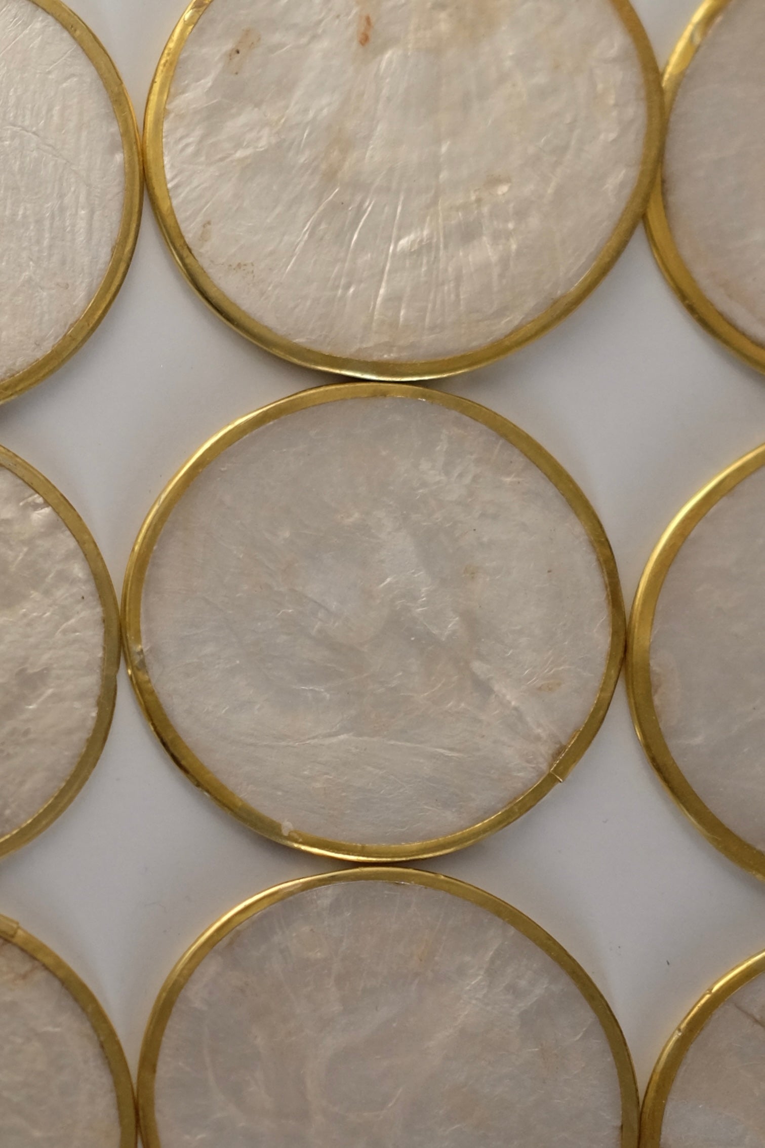 סט 10 תחתיות לכוסות בעיטור פס פליז זהב עבודת יד מצרפת, סט תחתיות וינט׳ נדיר, נראה כמו צדפות, פשוט תכשיט על שולח אירוח ומושלם להגשת תה, קפה, תחתיות בעיצוב יוקרתי ואלגנטי בעיטור פס זהב לאירוח חגיגי ומרשים,פריטי וינטאג למטבח,כלי בית וינטג׳,עיצוב בית יוקרתי,חנות עיצוב לבית,כלי בית מיוחדים ומעוצבים,אקססוריז יפים ומיוחדים לבית,עיצוב לבית מושלם עם סטייל,מוצרי הום סטיילינג וינטג׳,מבחר מוצרי וינטג׳ לבית,מושלמת לעיצוב בית ופריט נוי דקורטיבי מהמם,,אקססוריז לבית יוקרתי,דברים יפים לבית,פריטי וינטאג למטבח,כלי בית וינטג׳,