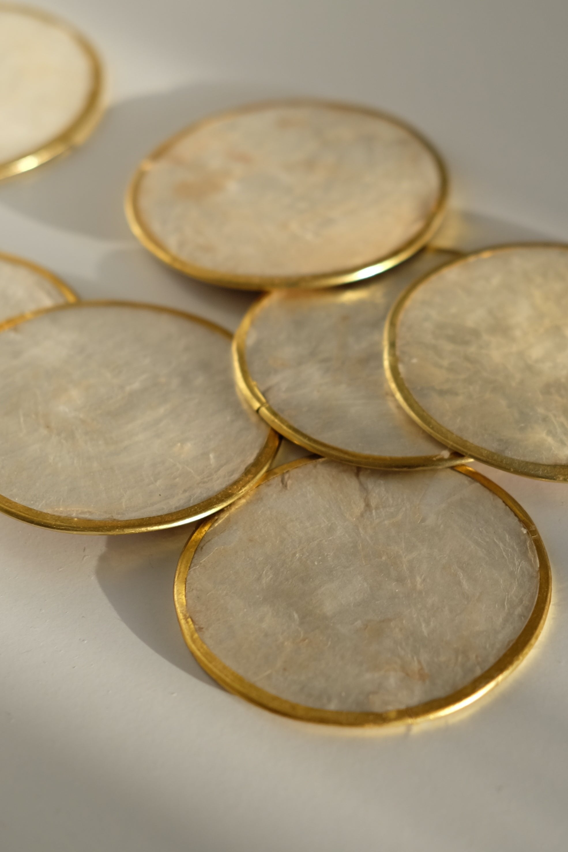 סט 10 תחתיות לכוסות בעיטור פס פליז זהב עבודת יד מצרפת, סט תחתיות וינט׳ נדיר, נראה כמו צדפות, פשוט תכשיט על שולח אירוח ומושלם להגשת תה, קפה, תחתיות בעיצוב יוקרתי ואלגנטי בעיטור פס זהב לאירוח חגיגי ומרשים,פריטי וינטאג למטבח,כלי בית וינטג׳,עיצוב בית יוקרתי,חנות עיצוב לבית,כלי בית מיוחדים ומעוצבים,אקססוריז יפים ומיוחדים לבית,עיצוב לבית מושלם עם סטייל,מוצרי הום סטיילינג וינטג׳,מבחר מוצרי וינטג׳ לבית,מושלמת לעיצוב בית ופריט נוי דקורטיבי מהמם,,אקססוריז לבית יוקרתי,דברים יפים לבית,פריטי וינטאג למטבח,כלי בית וינטג׳,