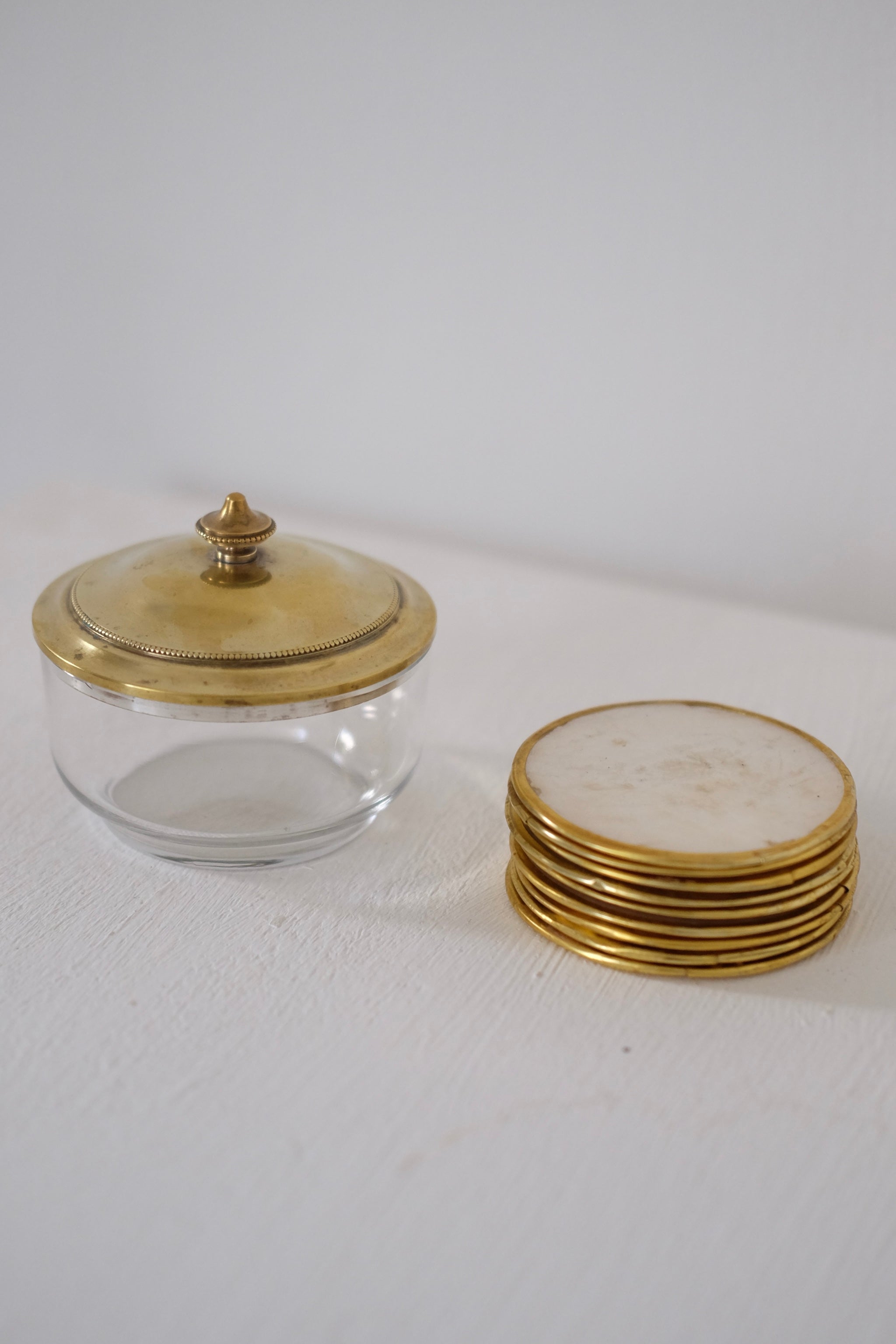 סט 10 תחתיות לכוסות בעיטור פס פליז זהב עבודת יד מצרפת, סט תחתיות וינט׳ נדיר, נראה כמו צדפות, פשוט תכשיט על שולח אירוח ומושלם להגשת תה, קפה, תחתיות בעיצוב יוקרתי ואלגנטי בעיטור פס זהב לאירוח חגיגי ומרשים,פריטי וינטאג למטבח,כלי בית וינטג׳,עיצוב בית יוקרתי,חנות עיצוב לבית,כלי בית מיוחדים ומעוצבים,אקססוריז יפים ומיוחדים לבית,עיצוב לבית מושלם עם סטייל,מוצרי הום סטיילינג וינטג׳,מבחר מוצרי וינטג׳ לבית,מושלמת לעיצוב בית ופריט נוי דקורטיבי מהמם,,אקססוריז לבית יוקרתי,דברים יפים לבית,פריטי וינטאג למטבח,כלי בית וינטג׳,