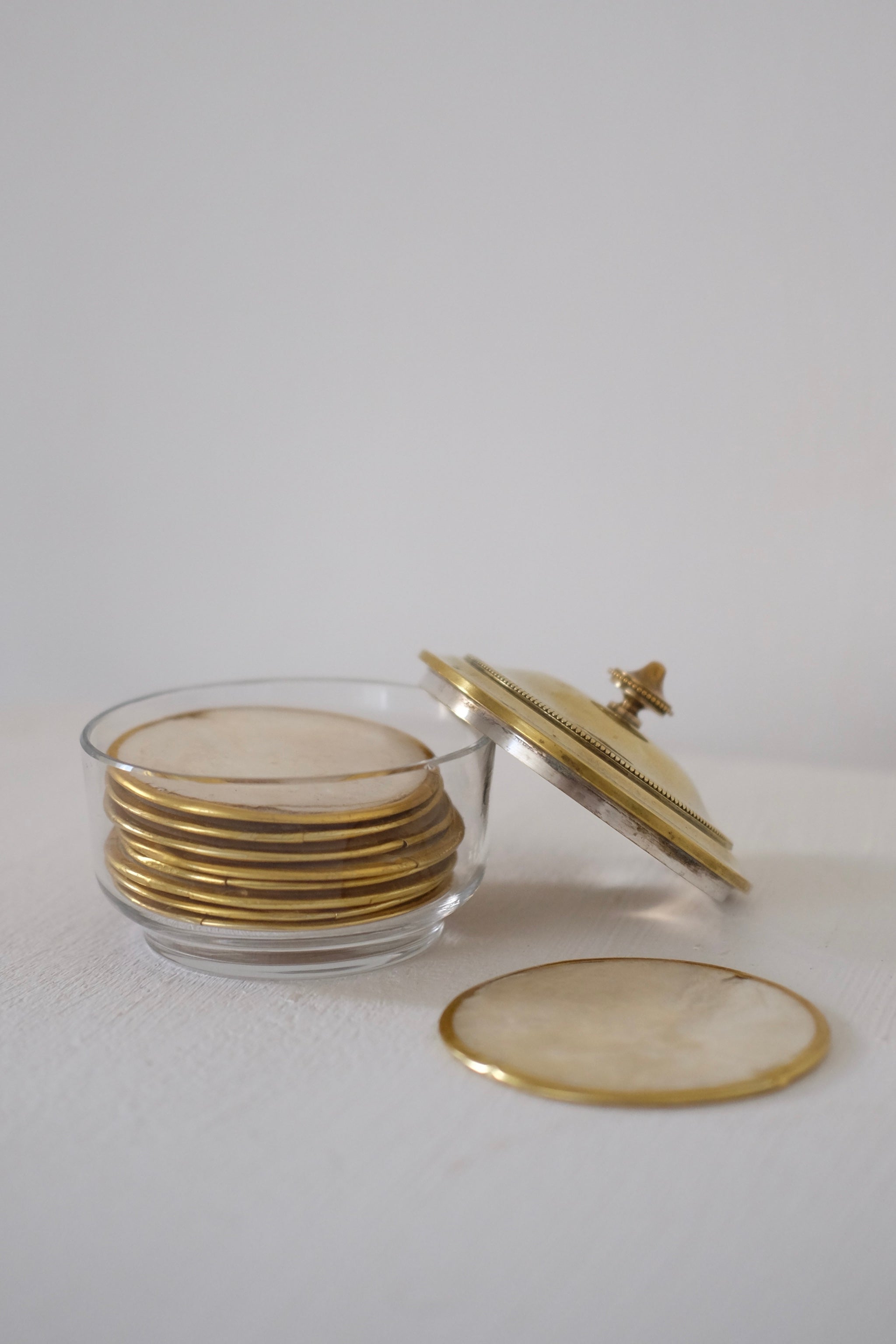 סט 10 תחתיות לכוסות בעיטור פס פליז זהב עבודת יד מצרפת, סט תחתיות וינט׳ נדיר, נראה כמו צדפות, פשוט תכשיט על שולח אירוח ומושלם להגשת תה, קפה, תחתיות בעיצוב יוקרתי ואלגנטי בעיטור פס זהב לאירוח חגיגי ומרשים,פריטי וינטאג למטבח,כלי בית וינטג׳,עיצוב בית יוקרתי,חנות עיצוב לבית,כלי בית מיוחדים ומעוצבים,אקססוריז יפים ומיוחדים לבית,עיצוב לבית מושלם עם סטייל,מוצרי הום סטיילינג וינטג׳,מבחר מוצרי וינטג׳ לבית,מושלמת לעיצוב בית ופריט נוי דקורטיבי מהמם,,אקססוריז לבית יוקרתי,דברים יפים לבית,פריטי וינטאג למטבח,כלי בית וינטג׳,