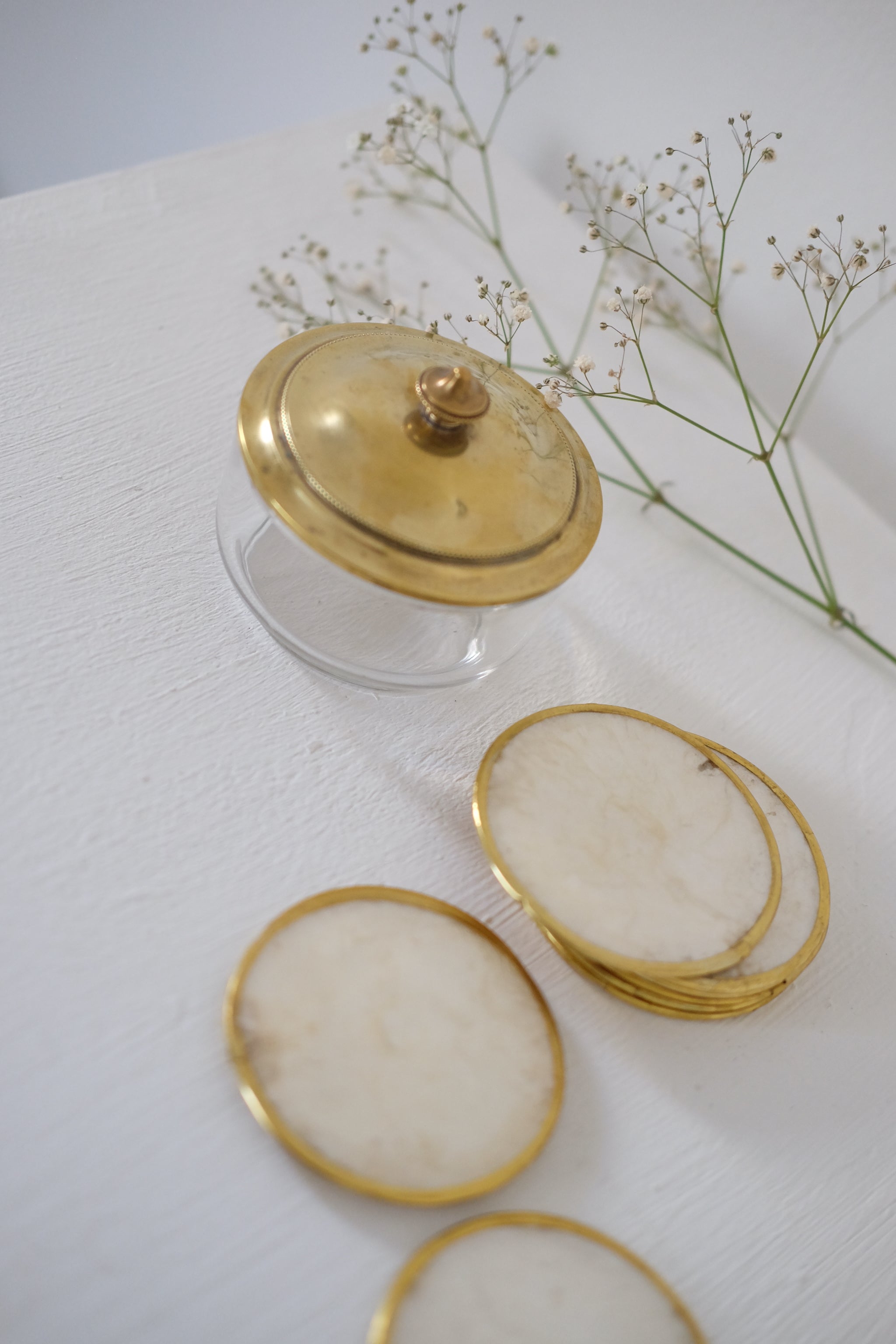 סט 10 תחתיות לכוסות בעיטור פס פליז זהב עבודת יד מצרפת, סט תחתיות וינט׳ נדיר, נראה כמו צדפות, פשוט תכשיט על שולח אירוח ומושלם להגשת תה, קפה, תחתיות בעיצוב יוקרתי ואלגנטי בעיטור פס זהב לאירוח חגיגי ומרשים,פריטי וינטאג למטבח,כלי בית וינטג׳,עיצוב בית יוקרתי,חנות עיצוב לבית,כלי בית מיוחדים ומעוצבים,אקססוריז יפים ומיוחדים לבית,עיצוב לבית מושלם עם סטייל,מוצרי הום סטיילינג וינטג׳,מבחר מוצרי וינטג׳ לבית,מושלמת לעיצוב בית ופריט נוי דקורטיבי מהמם,,אקססוריז לבית יוקרתי,דברים יפים לבית,פריטי וינטאג למטבח,כלי בית וינטג׳,