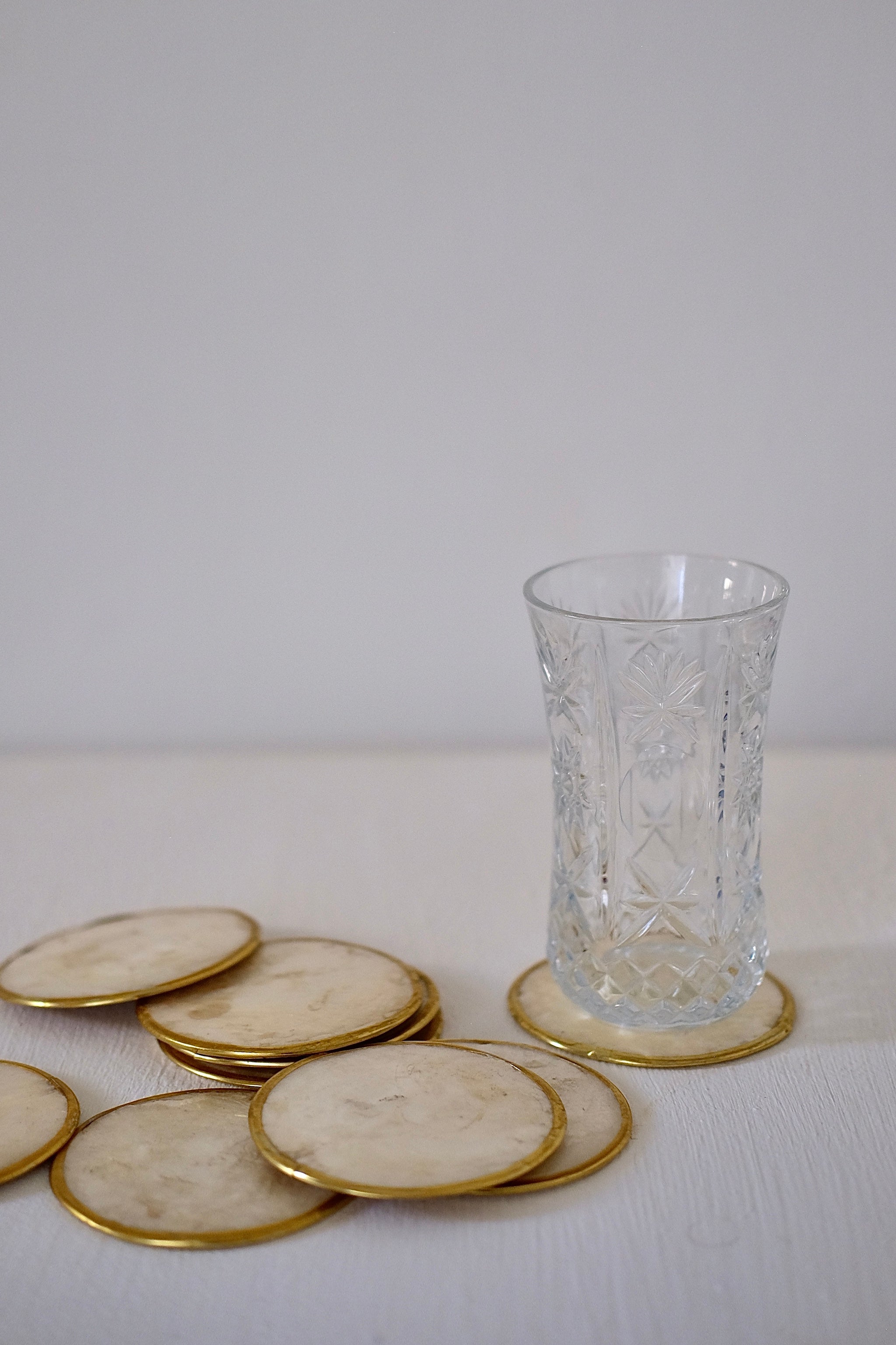 סט 10 תחתיות לכוסות בעיטור פס פליז זהב עבודת יד מצרפת, סט תחתיות וינט׳ נדיר, נראה כמו צדפות, פשוט תכשיט על שולח אירוח ומושלם להגשת תה, קפה, תחתיות בעיצוב יוקרתי ואלגנטי בעיטור פס זהב לאירוח חגיגי ומרשים,פריטי וינטאג למטבח,כלי בית וינטג׳,עיצוב בית יוקרתי,חנות עיצוב לבית,כלי בית מיוחדים ומעוצבים,אקססוריז יפים ומיוחדים לבית,עיצוב לבית מושלם עם סטייל,מוצרי הום סטיילינג וינטג׳,מבחר מוצרי וינטג׳ לבית,מושלמת לעיצוב בית ופריט נוי דקורטיבי מהמם,,אקססוריז לבית יוקרתי,דברים יפים לבית,פריטי וינטאג למטבח,כלי בית וינטג׳,